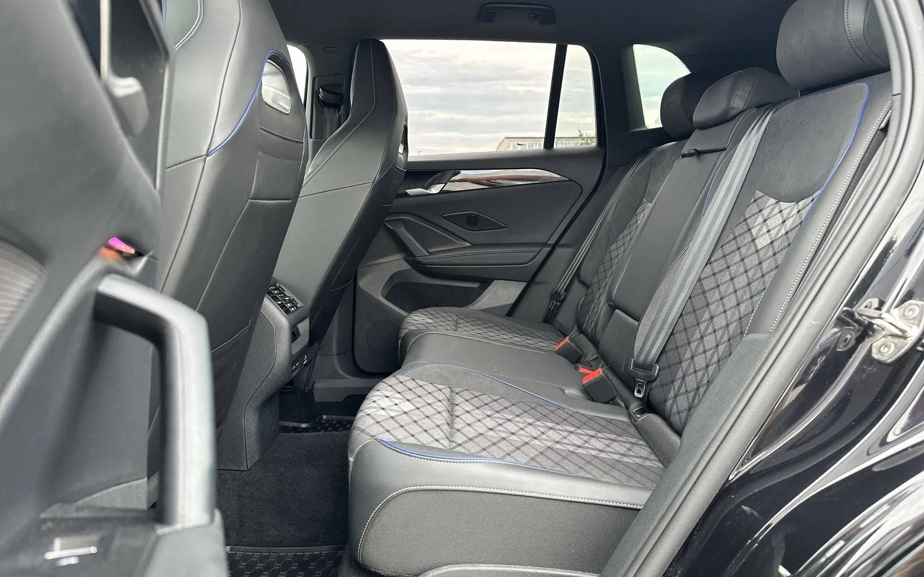 Notranja slika - VW Tiguan - 4motion 2.0 TDI BMT R-Line DSG - 11