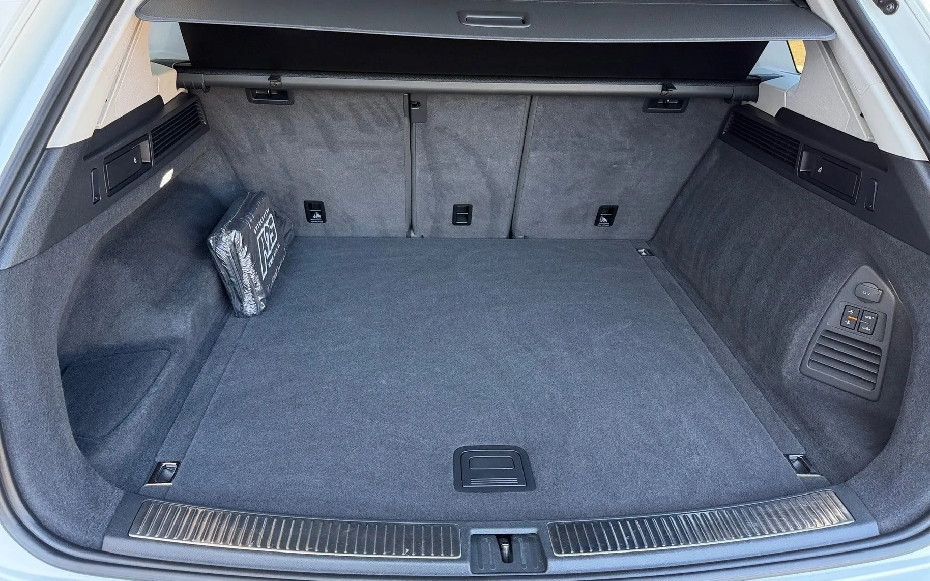 Notranja slika - Volkswagen Touareg - 4motion V6 TDI Elegance Tiptronic-Slovensko vozi - 12