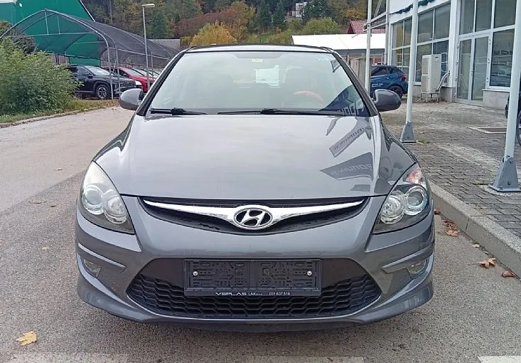 Zunanja slika - Hyundai i30 - 1.6 CRDi Style 1. LASTNIK - 2