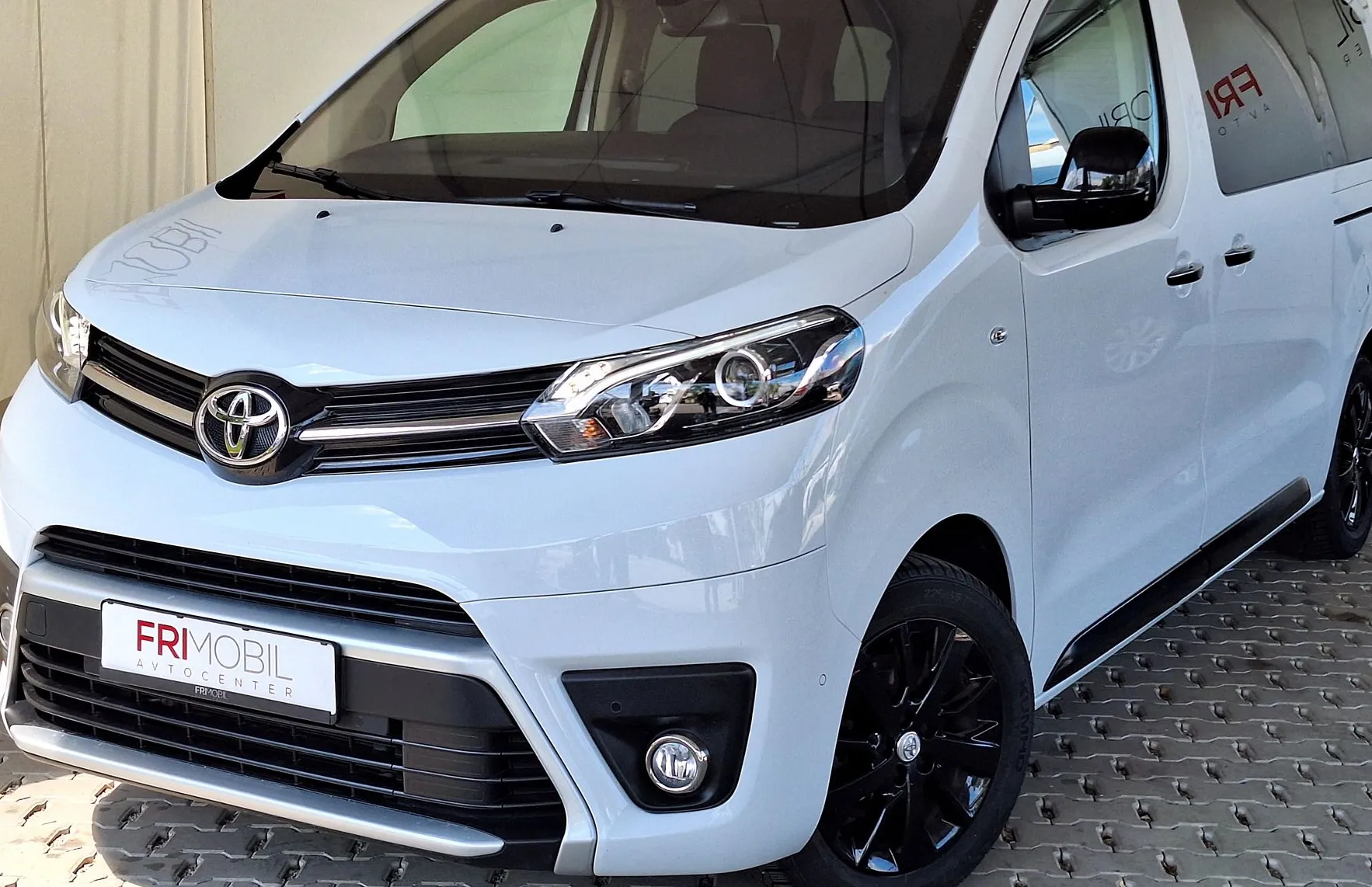 Zunanja slika - Toyota Proace - Verso 2.0 D-4D Family Medium Black Pack - 1