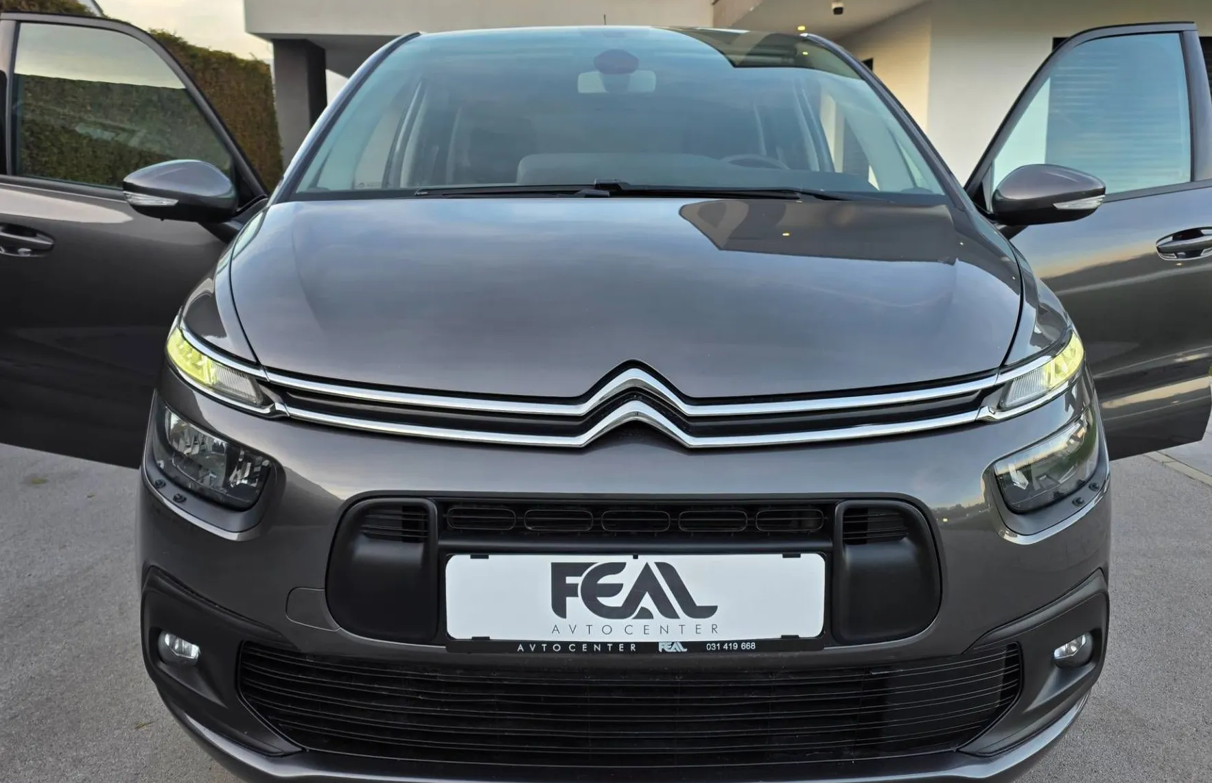 Zunanja slika - Citroën C4 - Picasso 1.2 PT-1 LASTNIK-SERVISNA KNJIGA-FACELIFT-ODLIČEN - 7