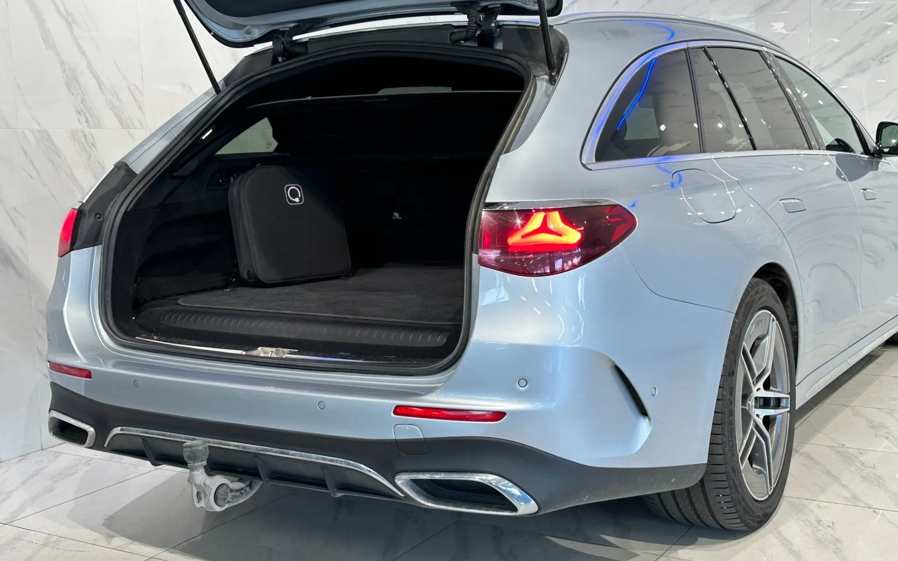 Notranja slika - Mercedes-Benz E-Razred - 300de |4MATIC|AMG Line|ACC|Kamera|Kljuka|Gretje| - 7