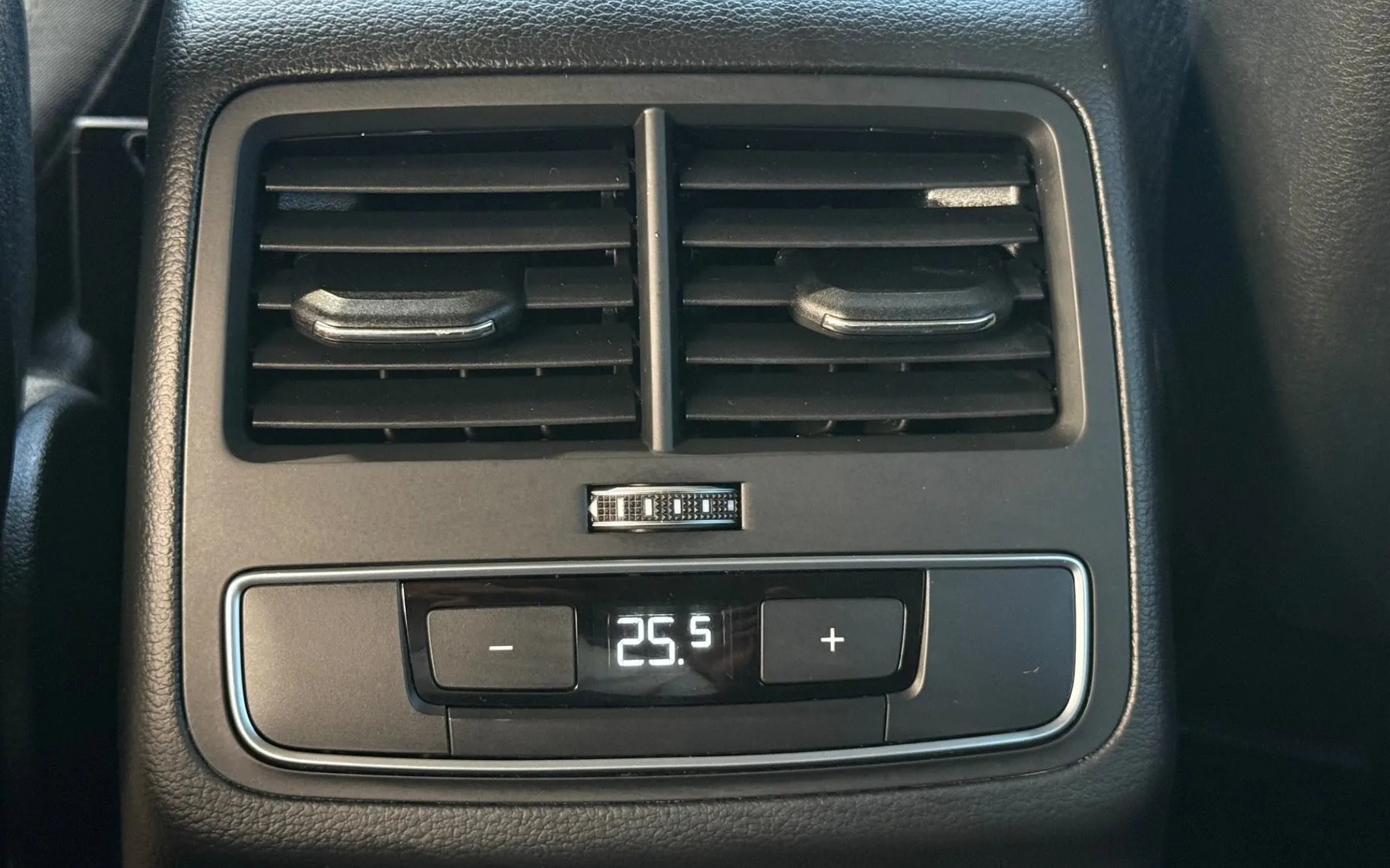 Notranja slika - Audi A4 Avant - 2.0 TDI-XENON LED-LIZING ZA TUJCE - 9