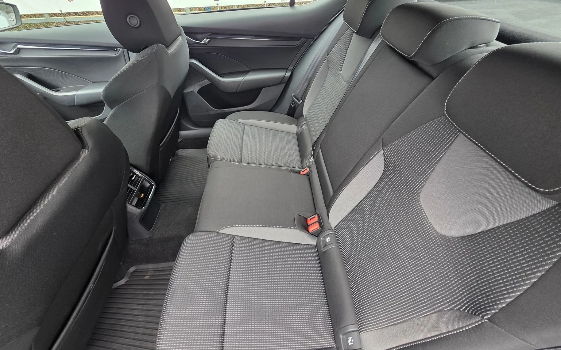 Zunanja slika - Škoda Octavia - 2.0 TDI LIMUZINA LED-ALU PLATIŠČA-ZASLON-PDC-1.LAS - 14