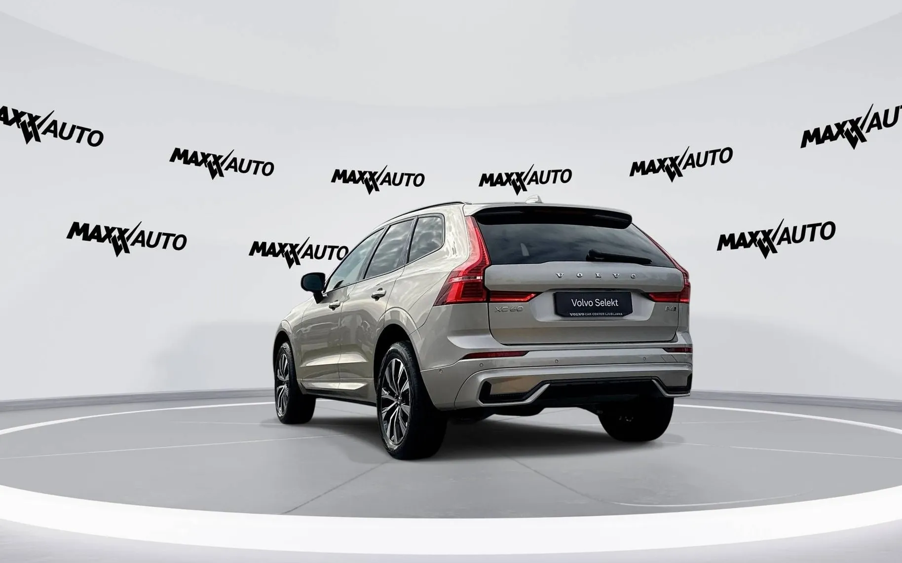 Notranja slika - Volvo XC60 - B4 D AWD Plus Dark Avt. Zračno Pano ACC Kljuka - 7