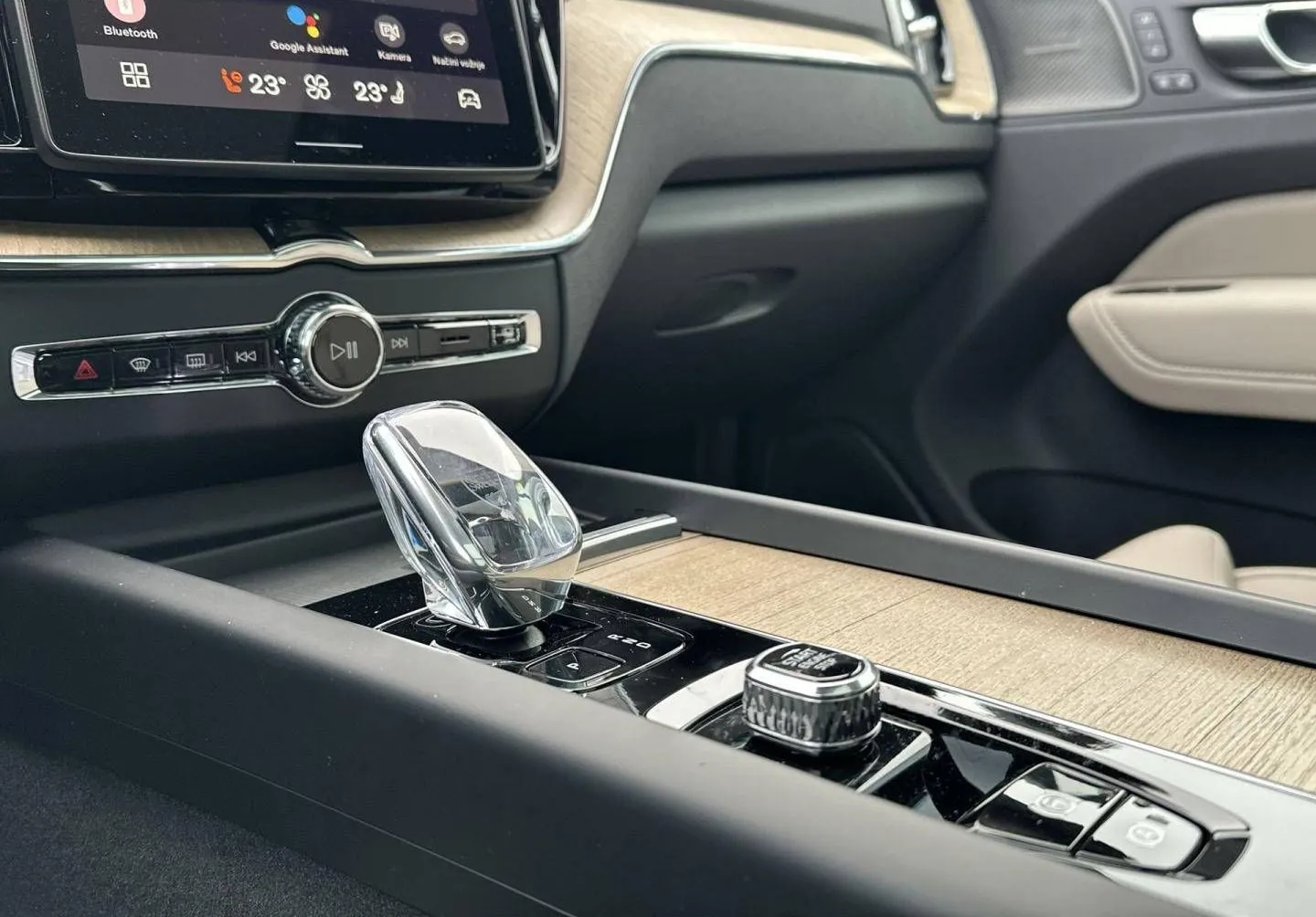 Notranja slika - Volvo XC60 - T6 AWD Plug-in hybrid Electric   Petrol Plus Dark. - 19