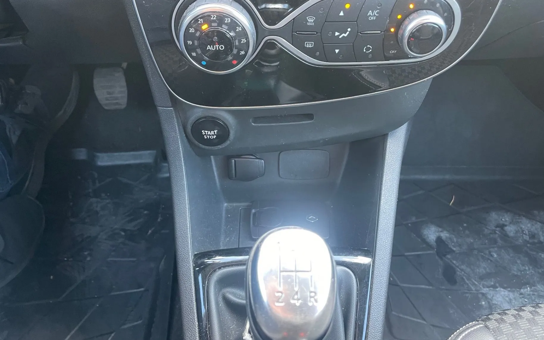 Zunanja slika - Renault Clio - Intens 1.2 16v 2XPDC.LED.DELNO USNJE. - 19