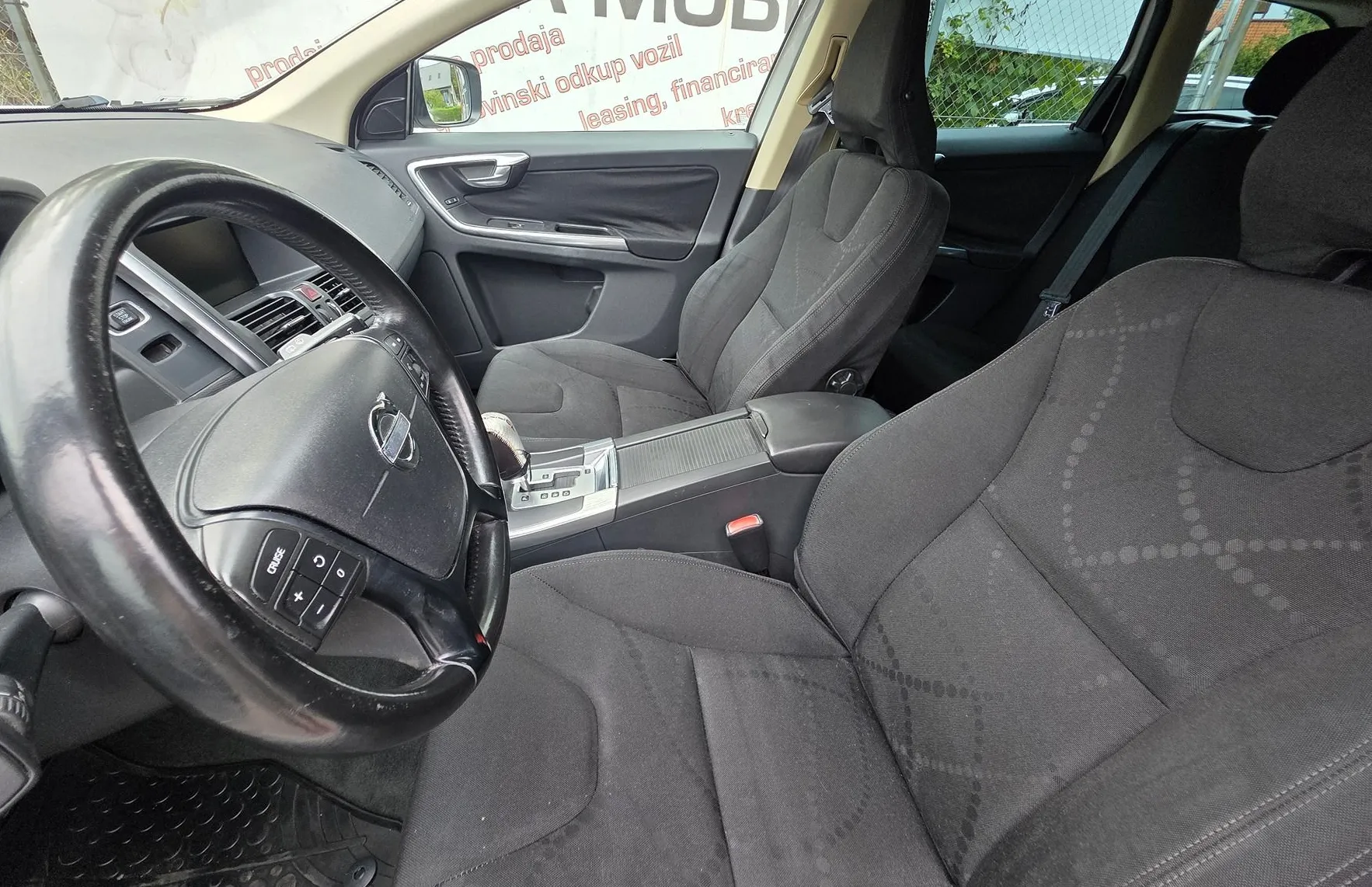 Zunanja slika - Volvo XC60 - FWD D4 MOMENTUM AVTOMATIK-ALU PLATIŠČA-KLIMA-NAVI - 12