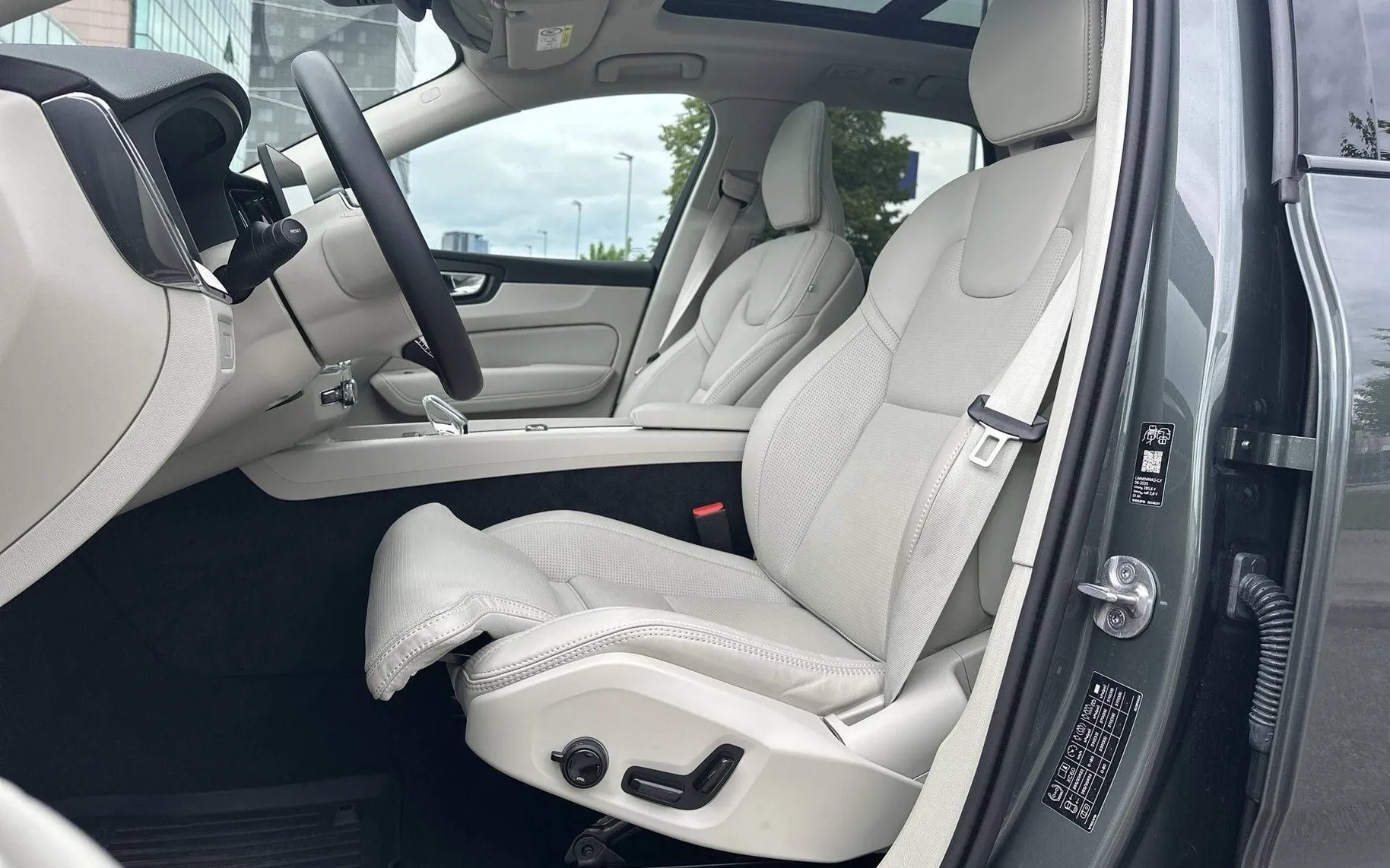 Notranja slika - Volvo XC60 - T8 AWD Recharge Twin Engine Ultra Dark Avt... - 10