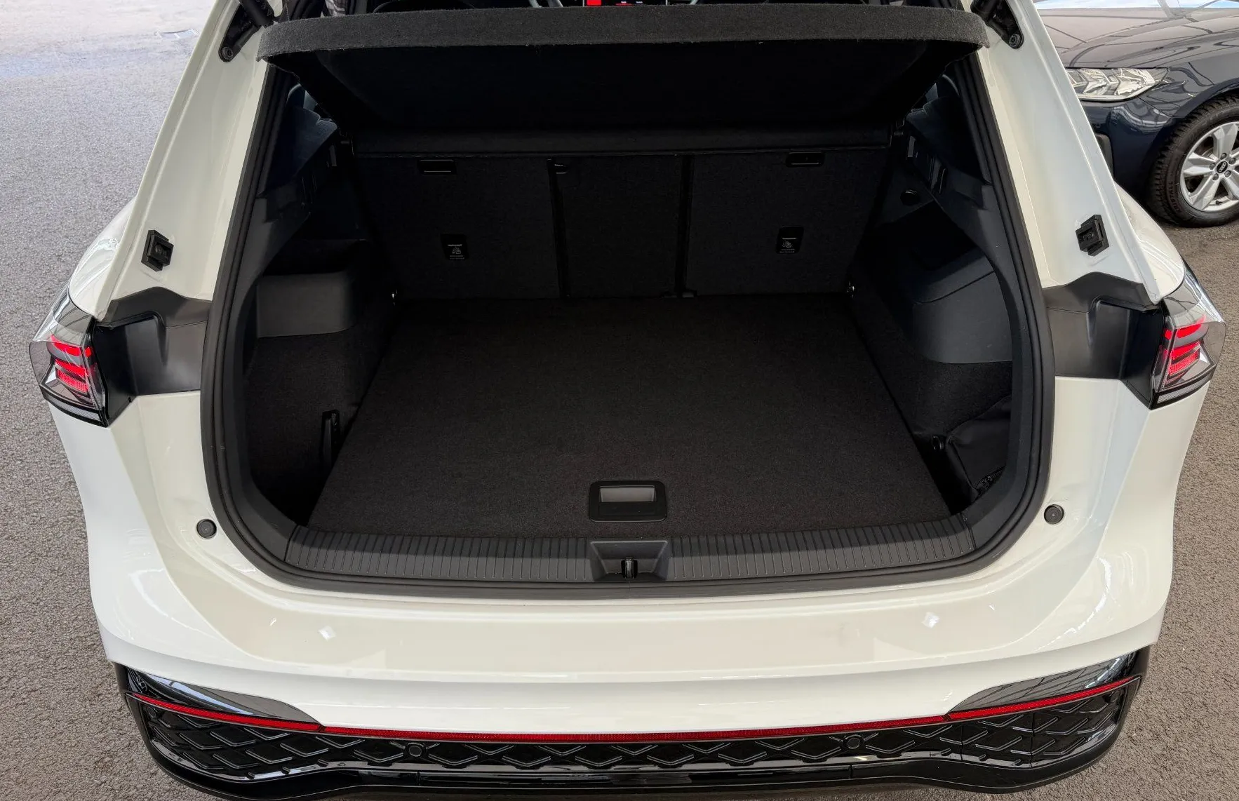 Zunanja slika - Volkswagen Tiguan - 4JOY 1.5eTSI DSG SLO 1.Lastnik BLACK STYLE-PANO - 10