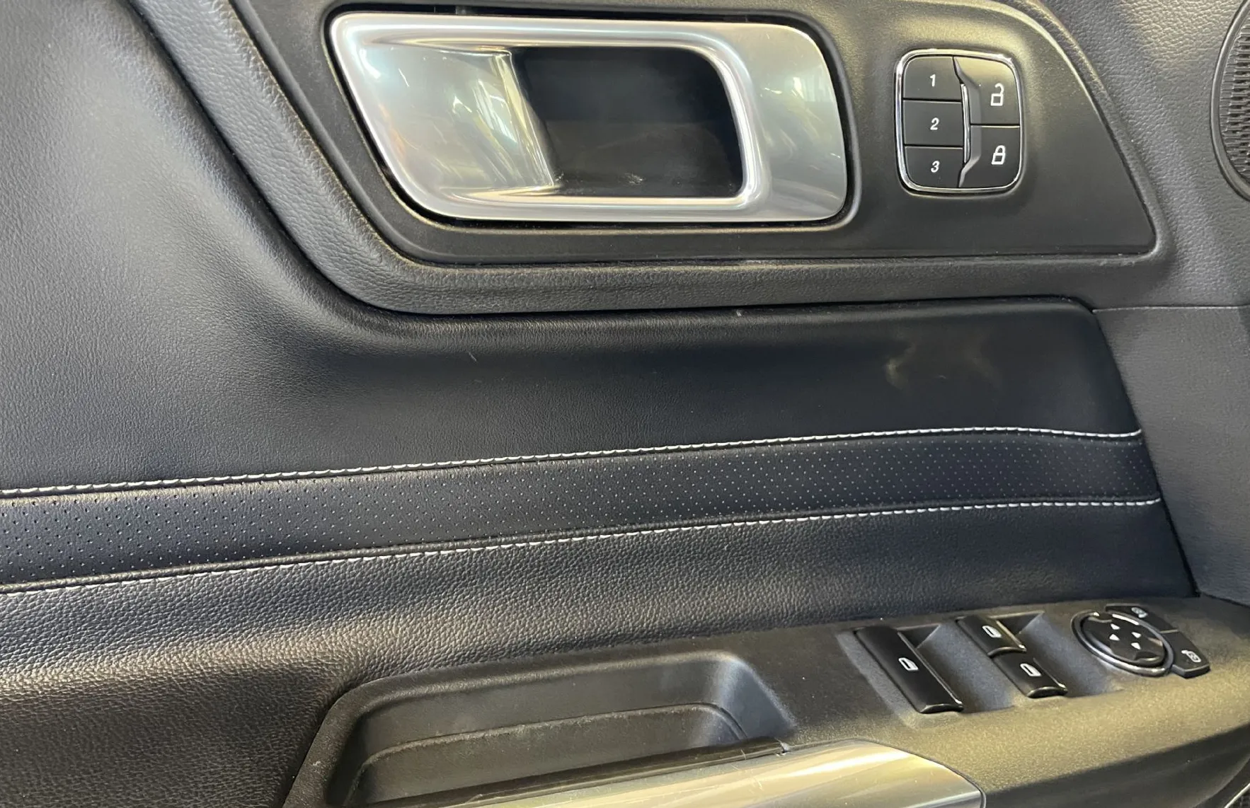 Zunanja slika - Ford Mustang - 5.0-V8-GT-HLAJENJE SED-MEMORY-USNJE-RADAR-LED-20C - 16