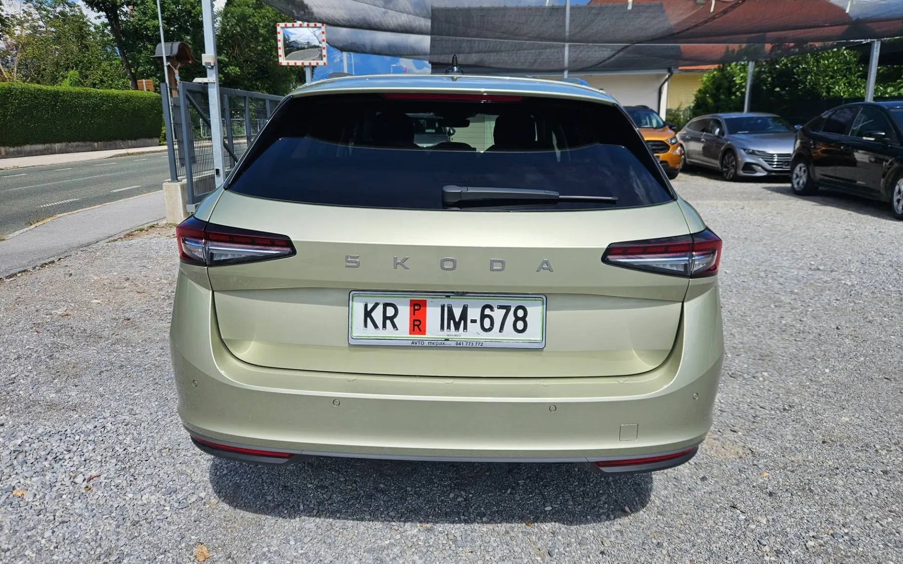 Notranja slika - Škoda Superb - Combi 4x4 2.0 TDI L K DSG CANTON HLAJENJE SED. 3.. - 7