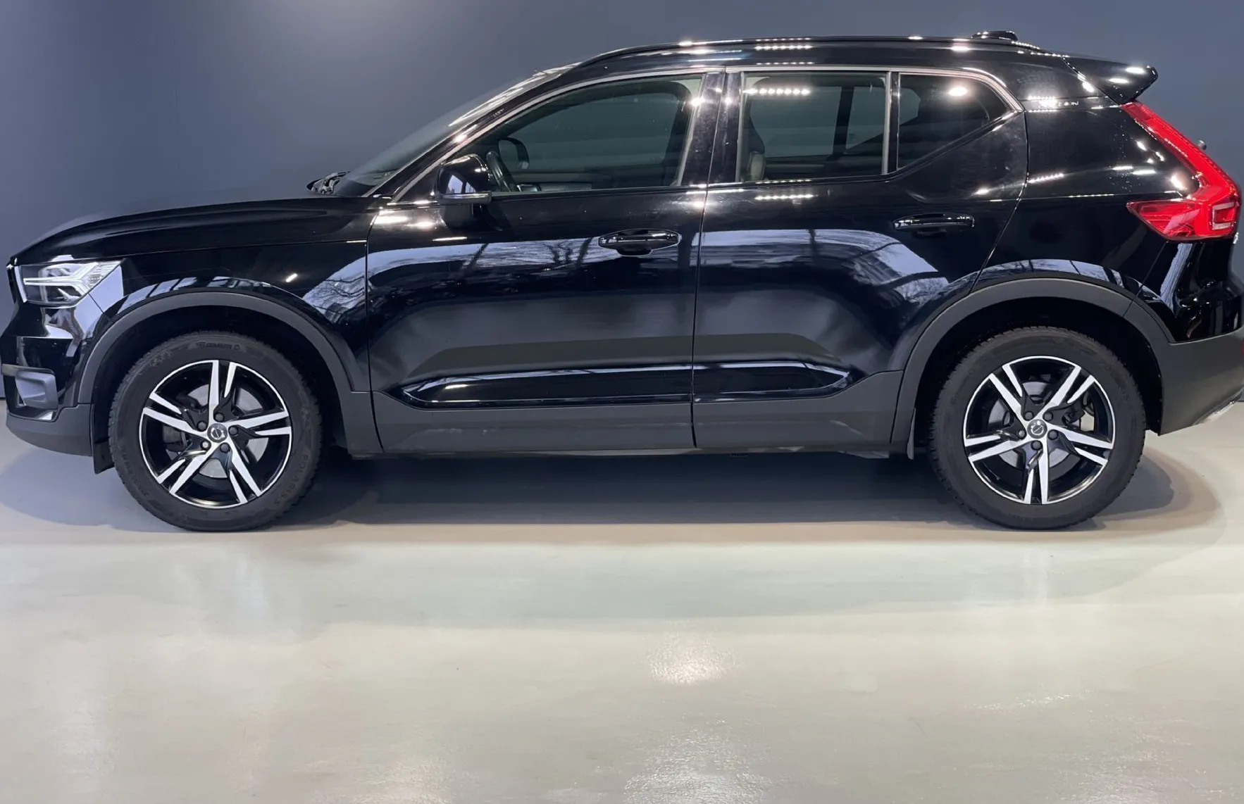 Zunanja slika - Volvo XC40 - D4-AWD-R-DESIGN-PANO-NAVI-ACC-MEMORY-HARMAN-360KAM - 4