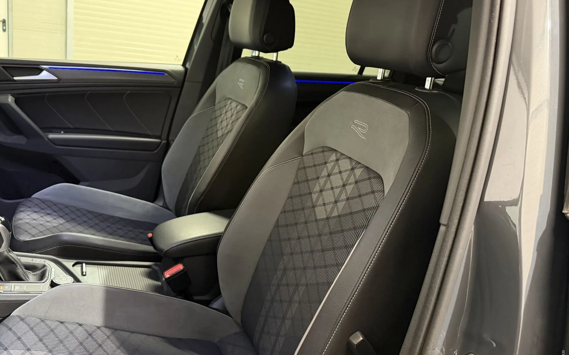 Notranja slika - VW Tiguan - 2.0 TDI-4X4-R-LINE-ACC-VIRTUAL-IQ-KAMERA-NAVI-F1.. - 10