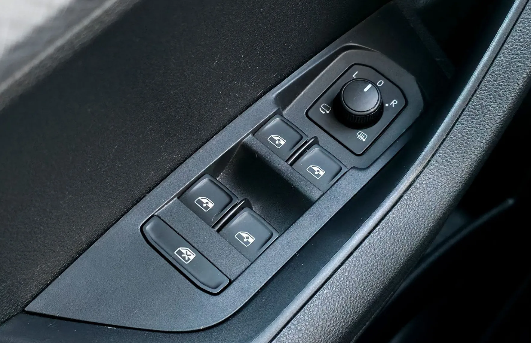 Zunanja slika - Škoda Karoq - 1.5TSI Selection DSG•ACC•KAMERA•LANE•KEYLESS•17C - 14