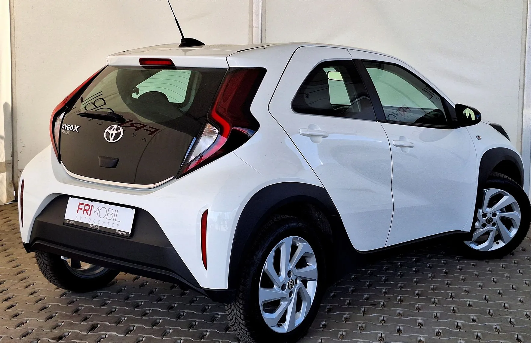 Zunanja slika - Toyota Aygo - 1.0 X-PLAY ALLOYS TOUCH •SLO•KAMERA•ACC• - 3