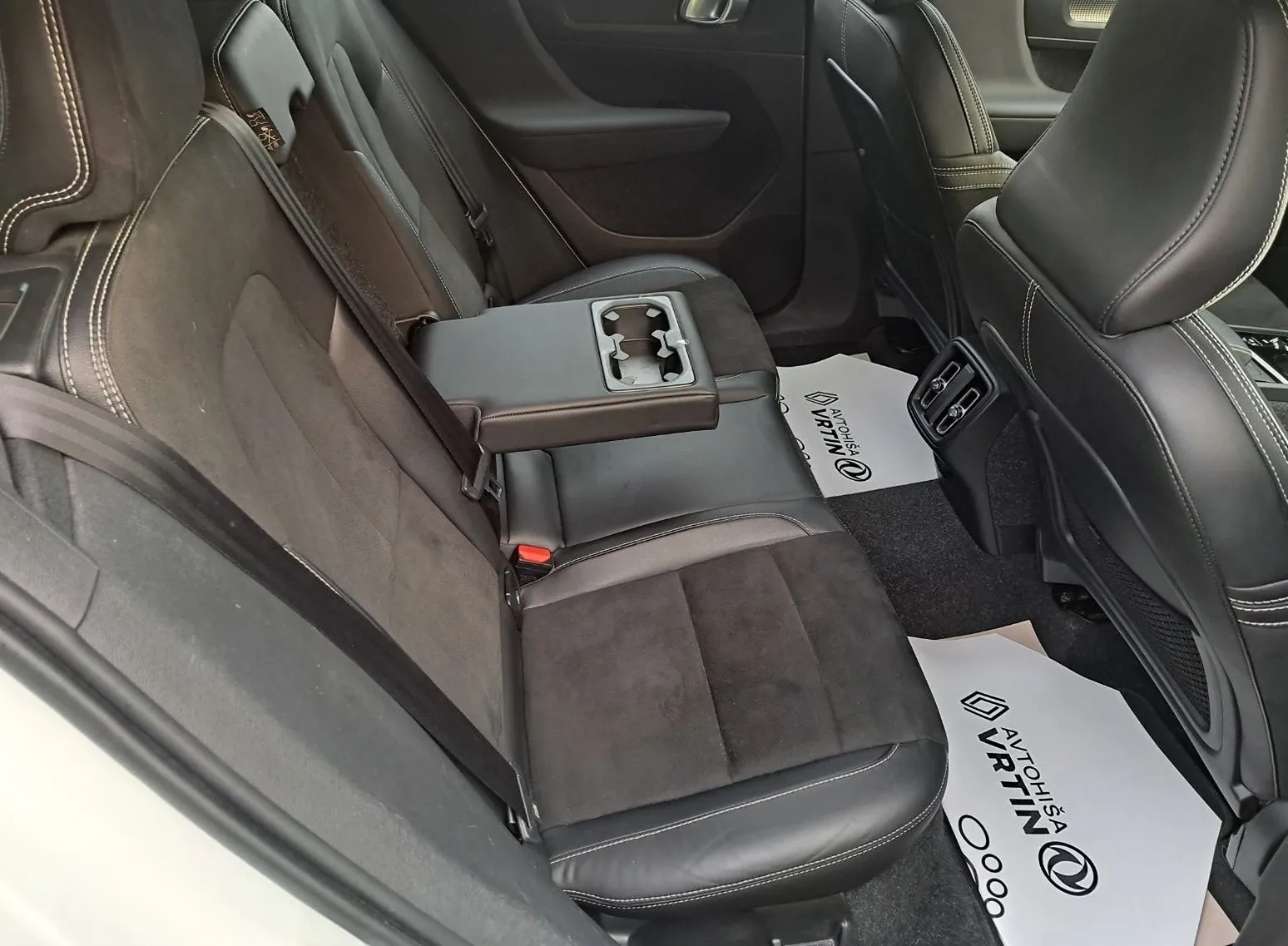 Zunanja slika - Volvo XC40 - T3 AUT R-Design Z ENOLETNIM JAMSTVOM - 5