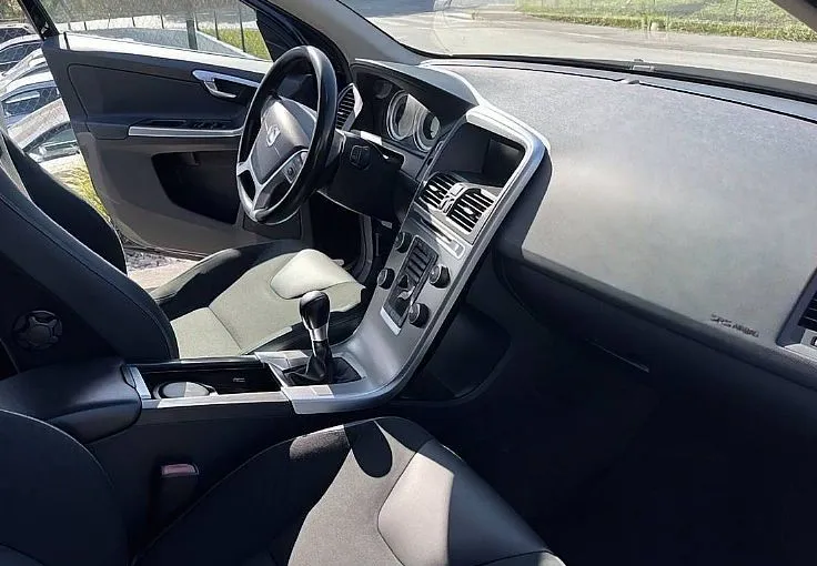 Zunanja slika - Volvo XC60 - DRIVe FWD MOMENTUM REDNO SERVISIRAN... - 8