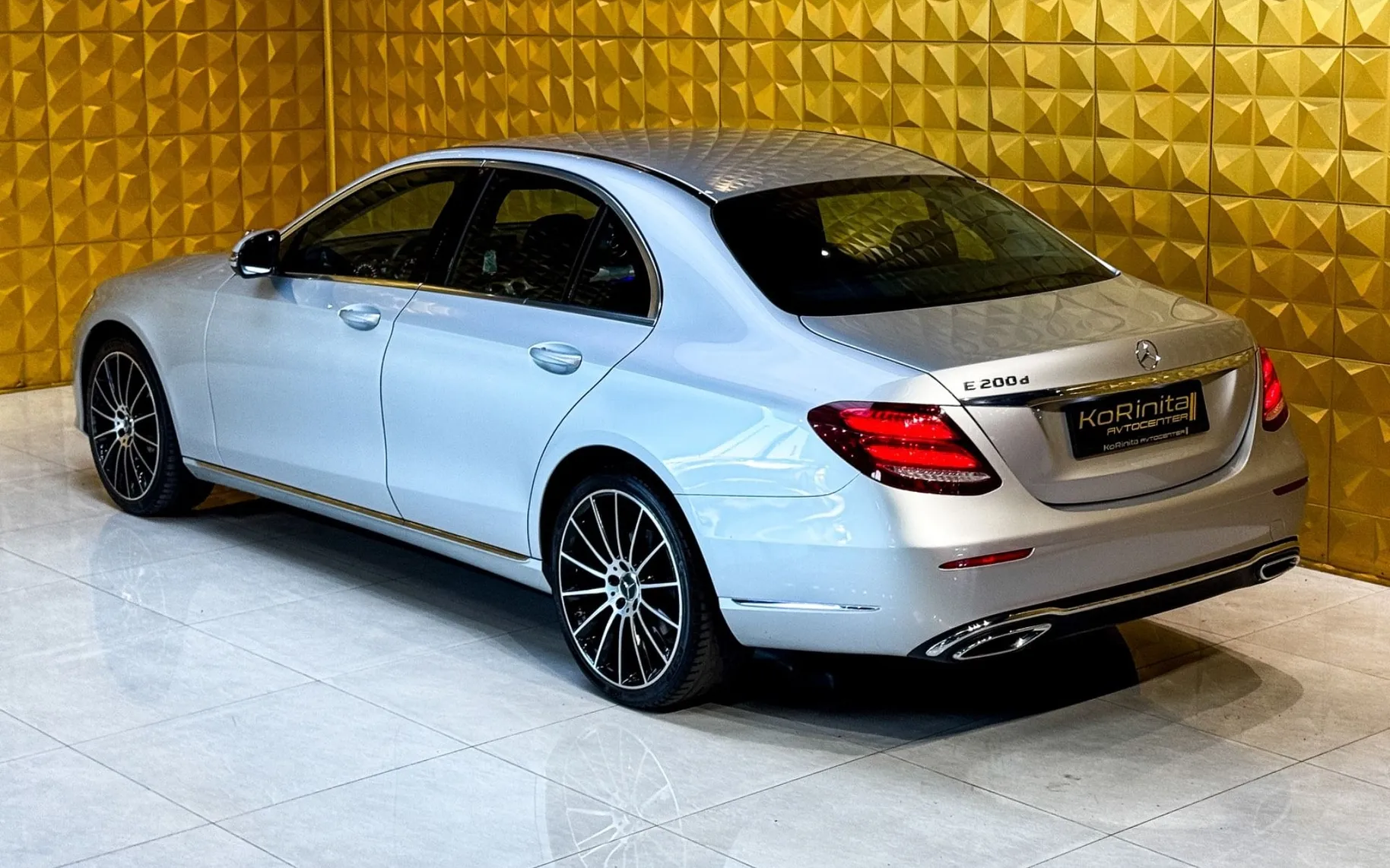 Notranja slika - Mercedes-Benz E-Razred - E200d AUT.-AMBI-NAVI-F1-TEMP-BREZ POLOGA - 8