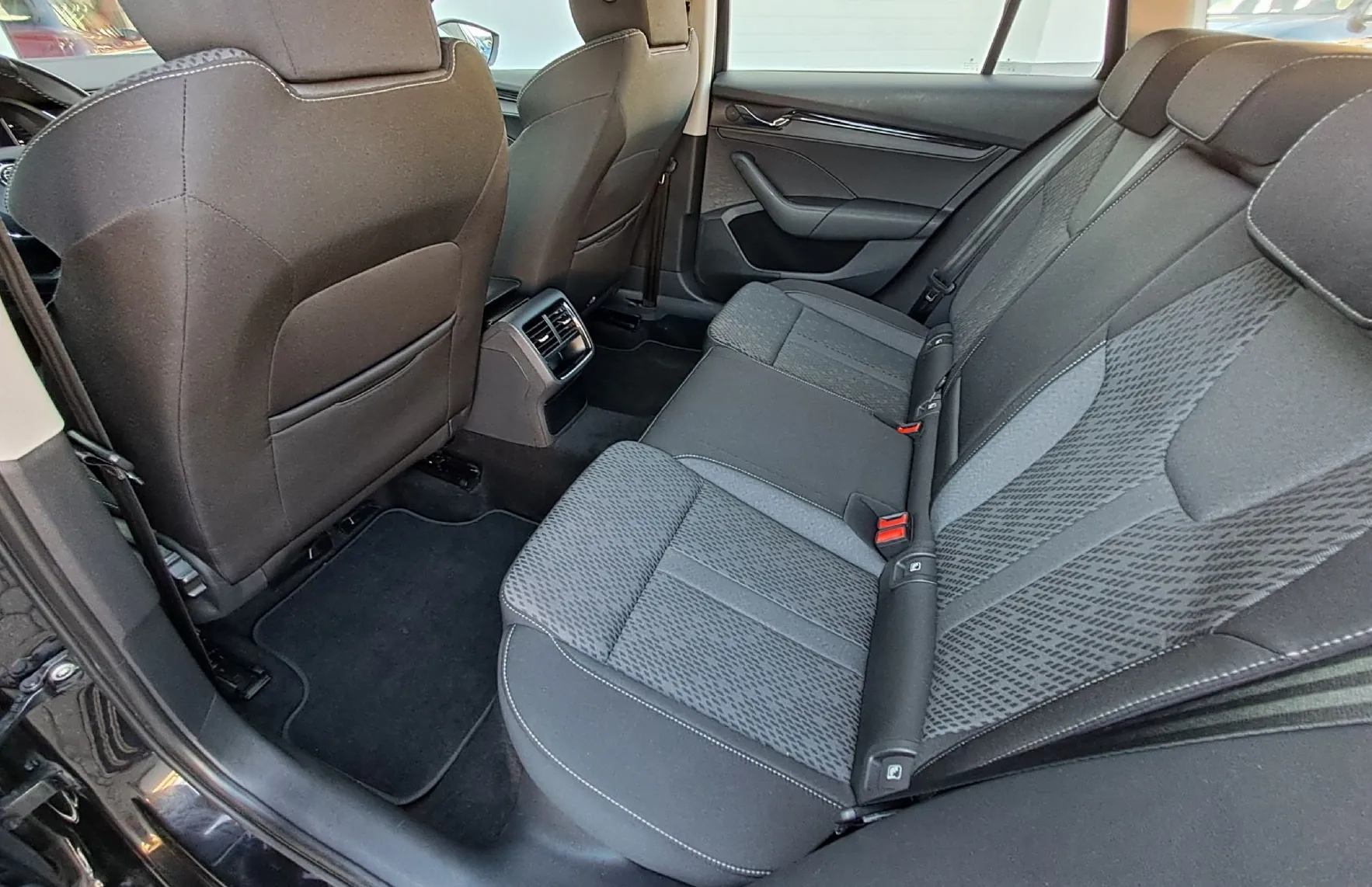 Zunanja slika - Škoda Octavia - Combi 2.0 TDI Ambition - 9