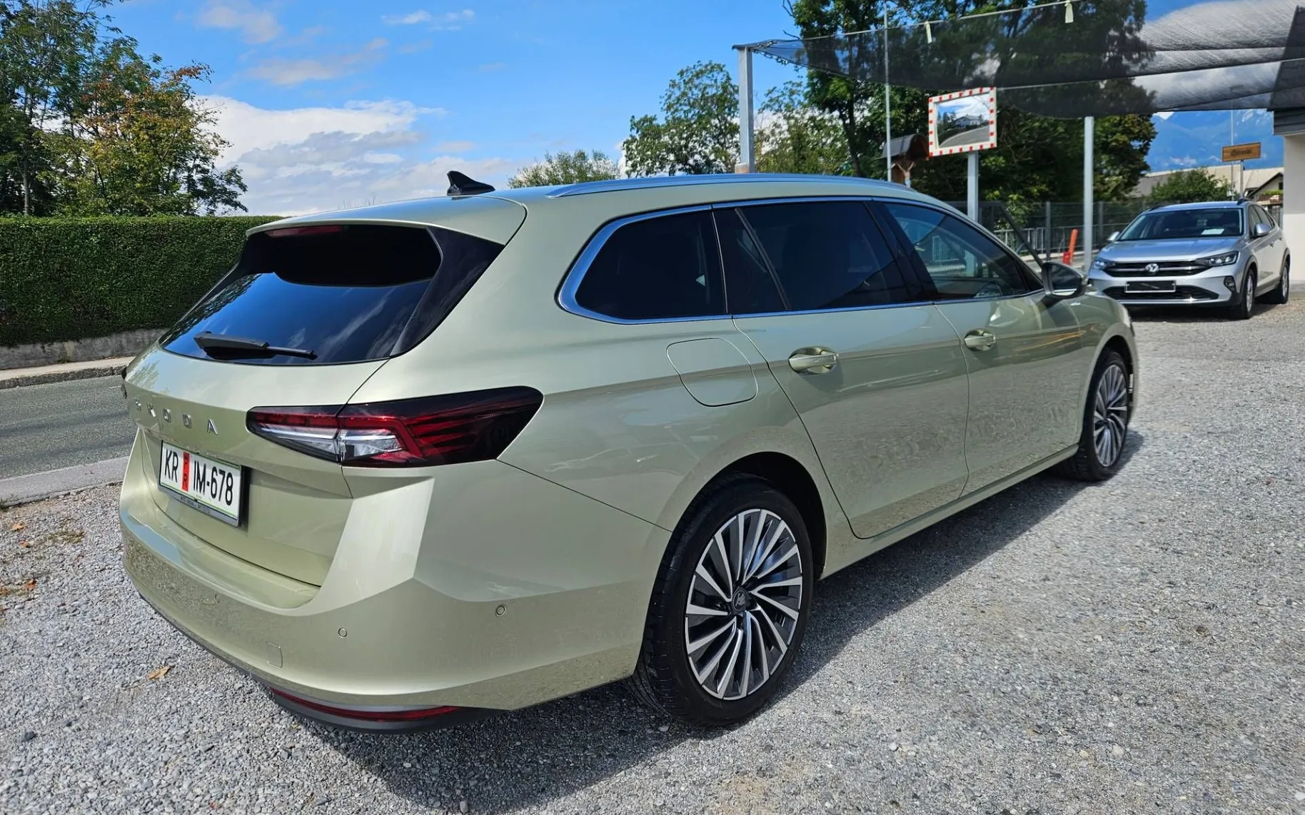 Zunanja slika - Škoda Superb - Combi 4x4 2.0 TDI L K DSG CANTON HLAJENJE SED. 3.. - 3