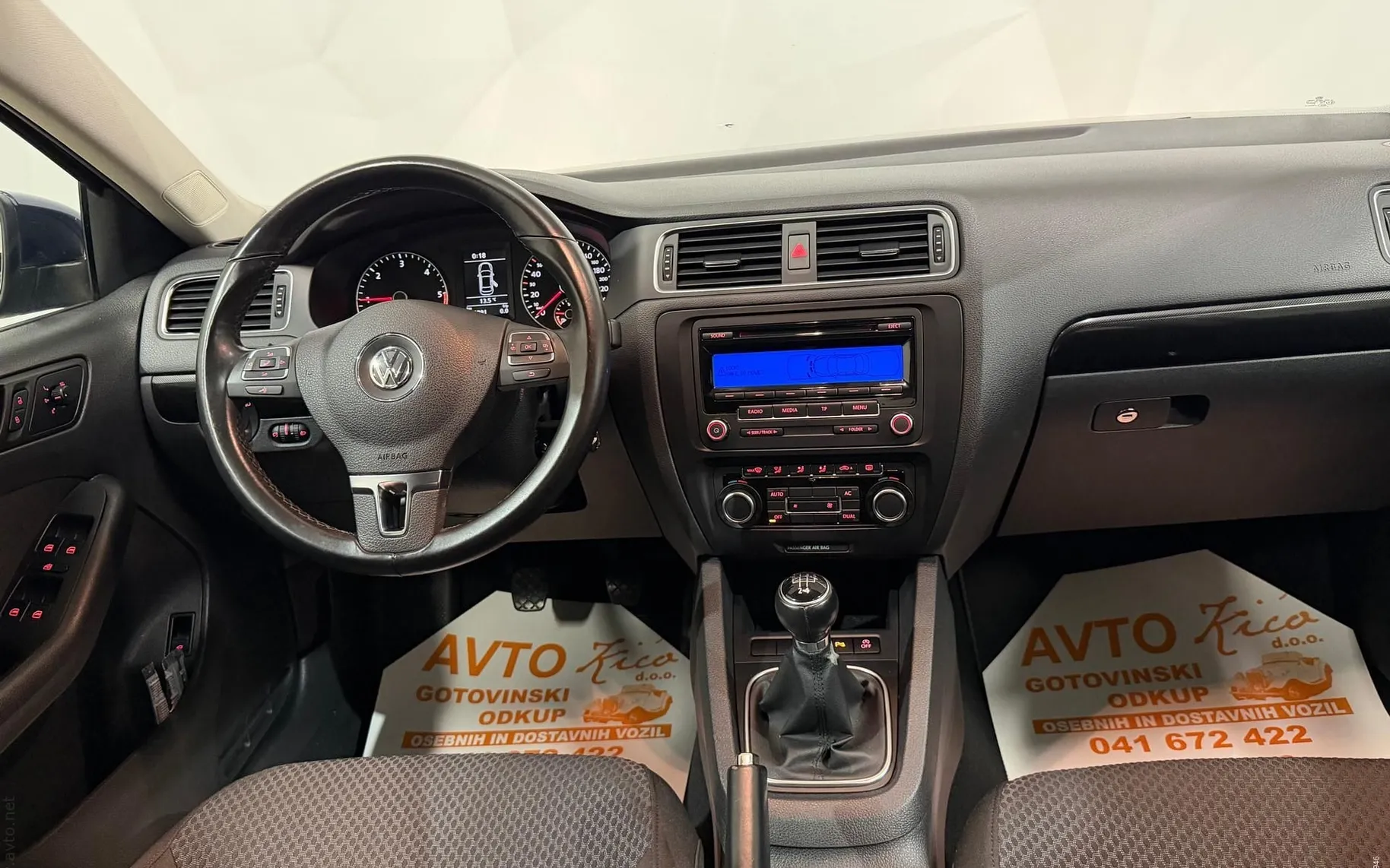 Notranja slika - Volkswagen Jetta - 1.6 TDI-TEMPOMAT-LIMO-PDC-SERVISNA-KNJ-ODLIČNA - 10