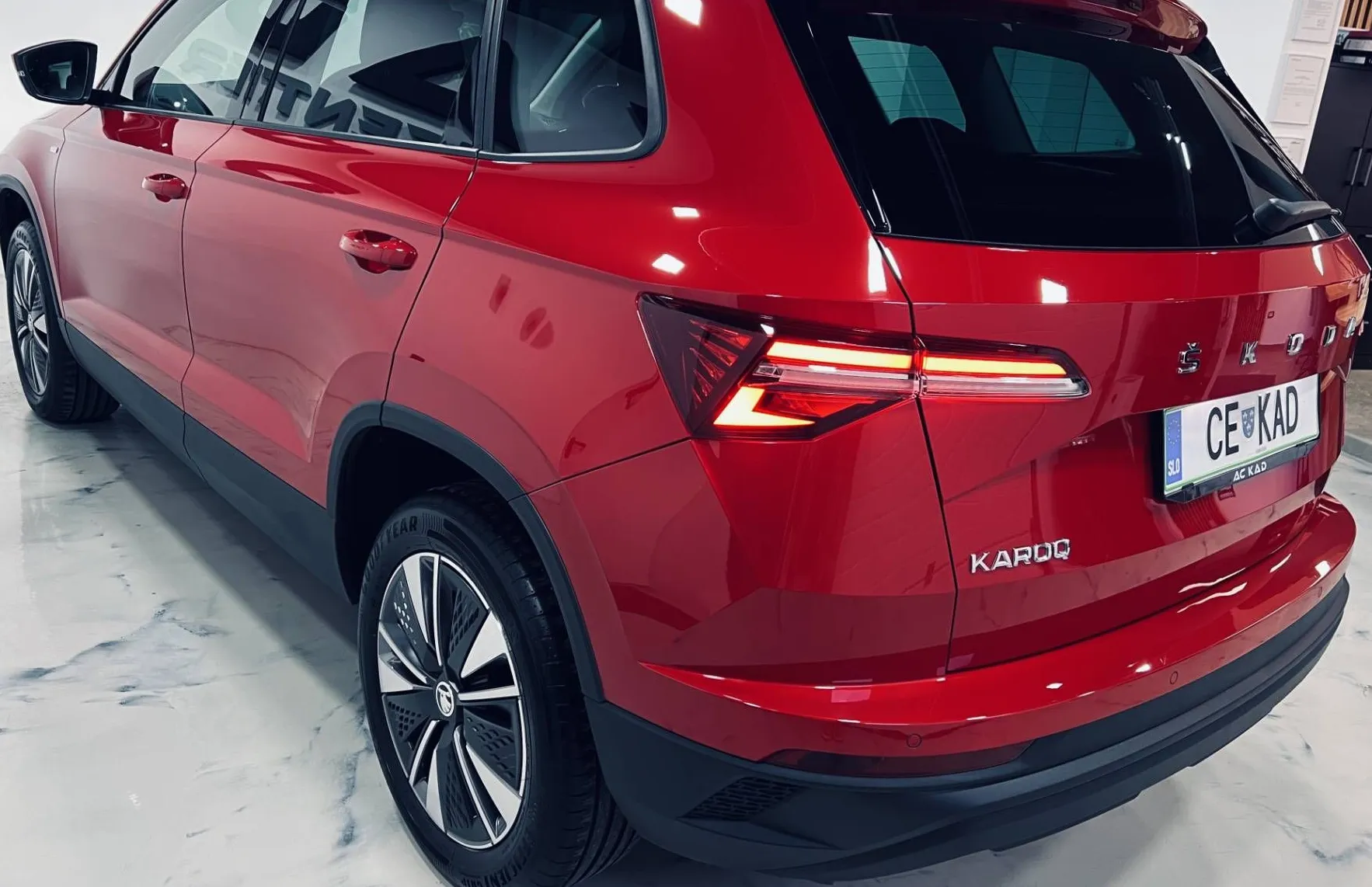 Zunanja slika - Škoda Karoq - TOUR-1.0 TSI 81kW-LED-ALU-KLJUKA-GRETJE VOLANA... - 5