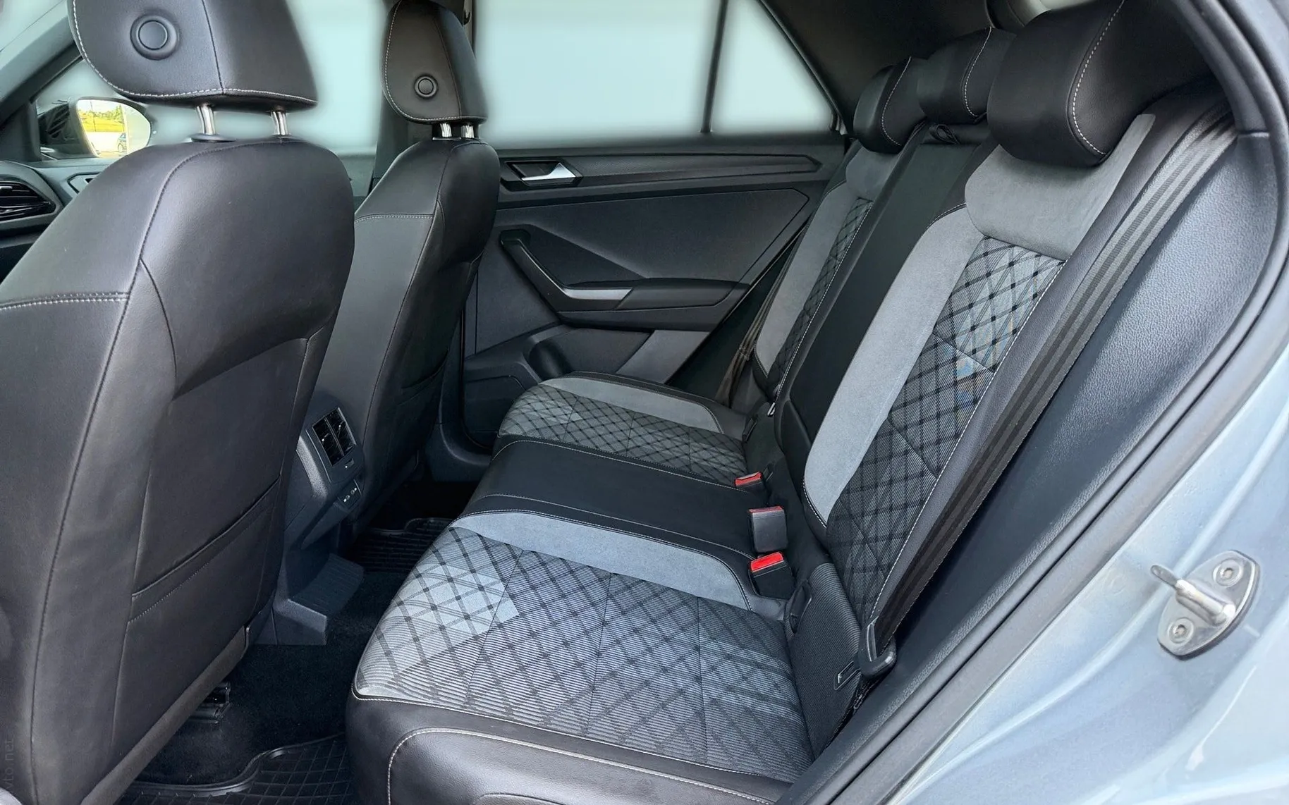 Notranja slika - Volkswagen T-Roc - 1.5 TSI BMT R-Line-SLO-IQ Light-Mrtvi kot-Vzv.kam - 11