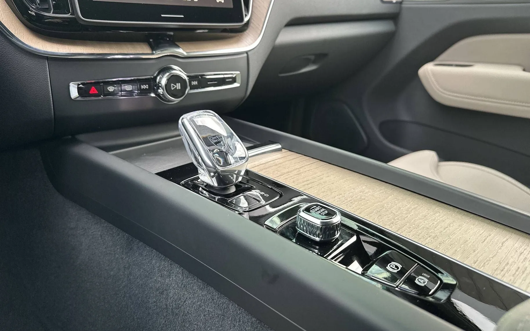 Notranja slika - Volvo XC60 - B5  P  AWD Plus Dark 3 leta garancije + 3 servisi - 19