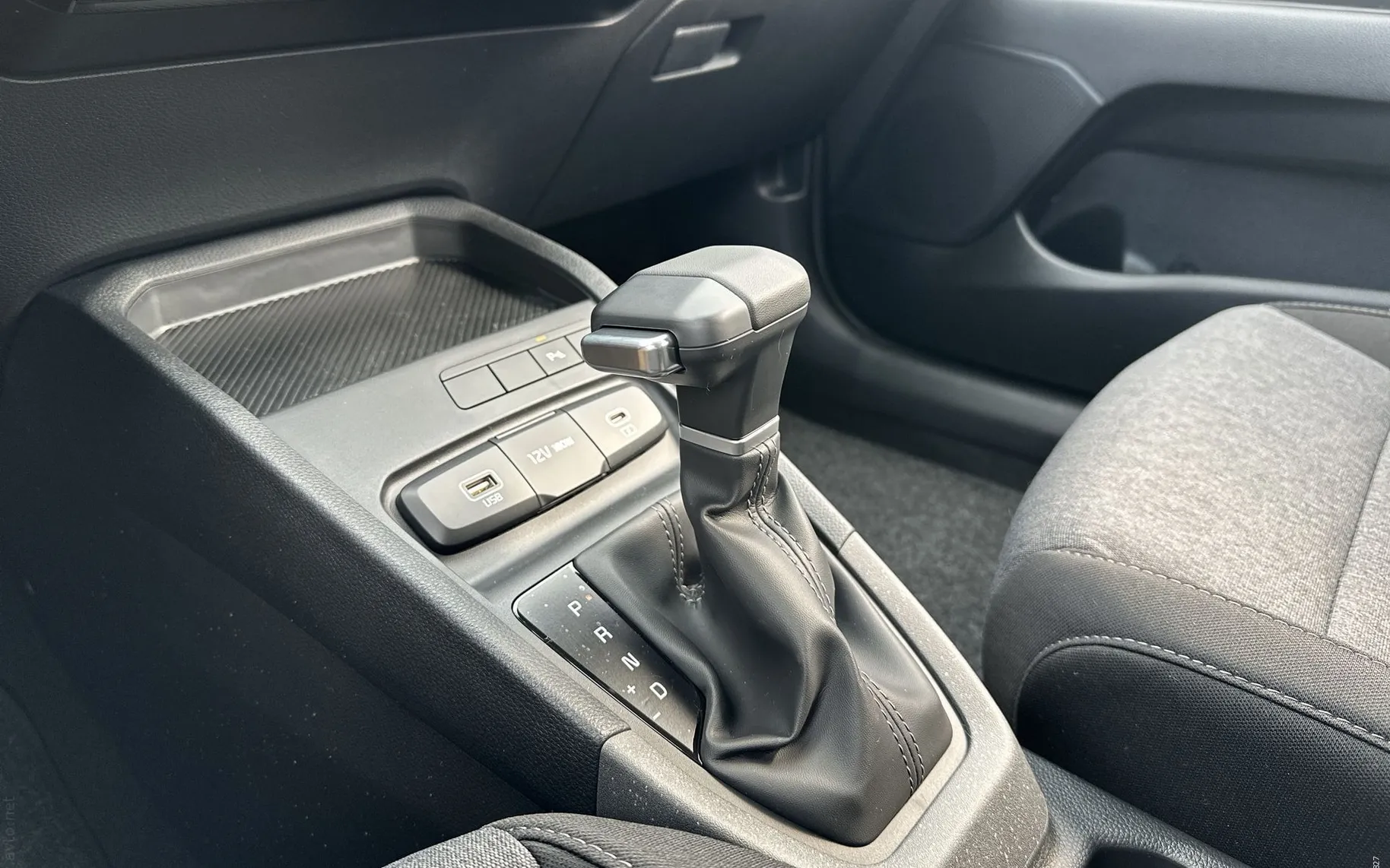 Notranja slika - KIA Stonic - 1.0 T-GDi LX Life DCT... - 12