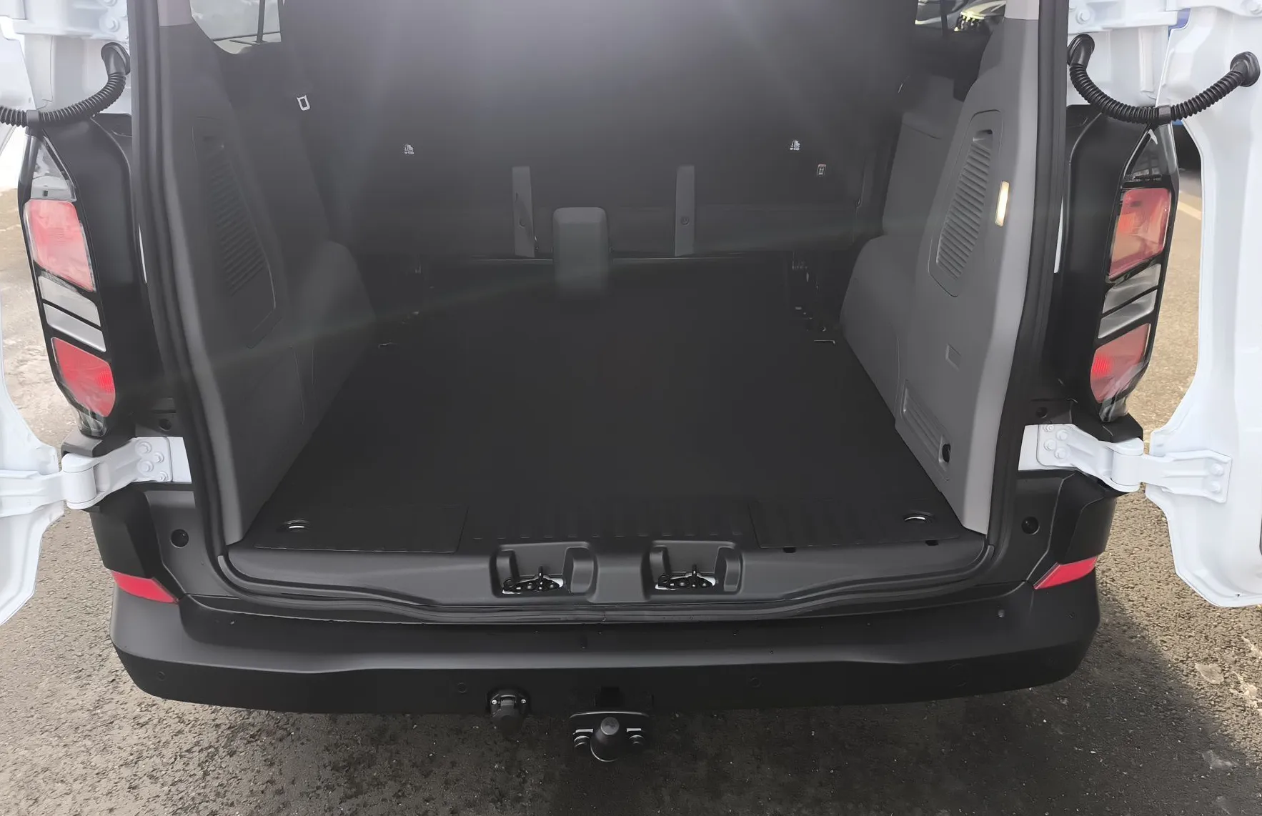Zunanja slika - Ford E-Transit Custom - Transit Custom KOMBI TRAIL 2.0 TDCi 170 KM A8 L2H1 AWD-ZALOGA - 14