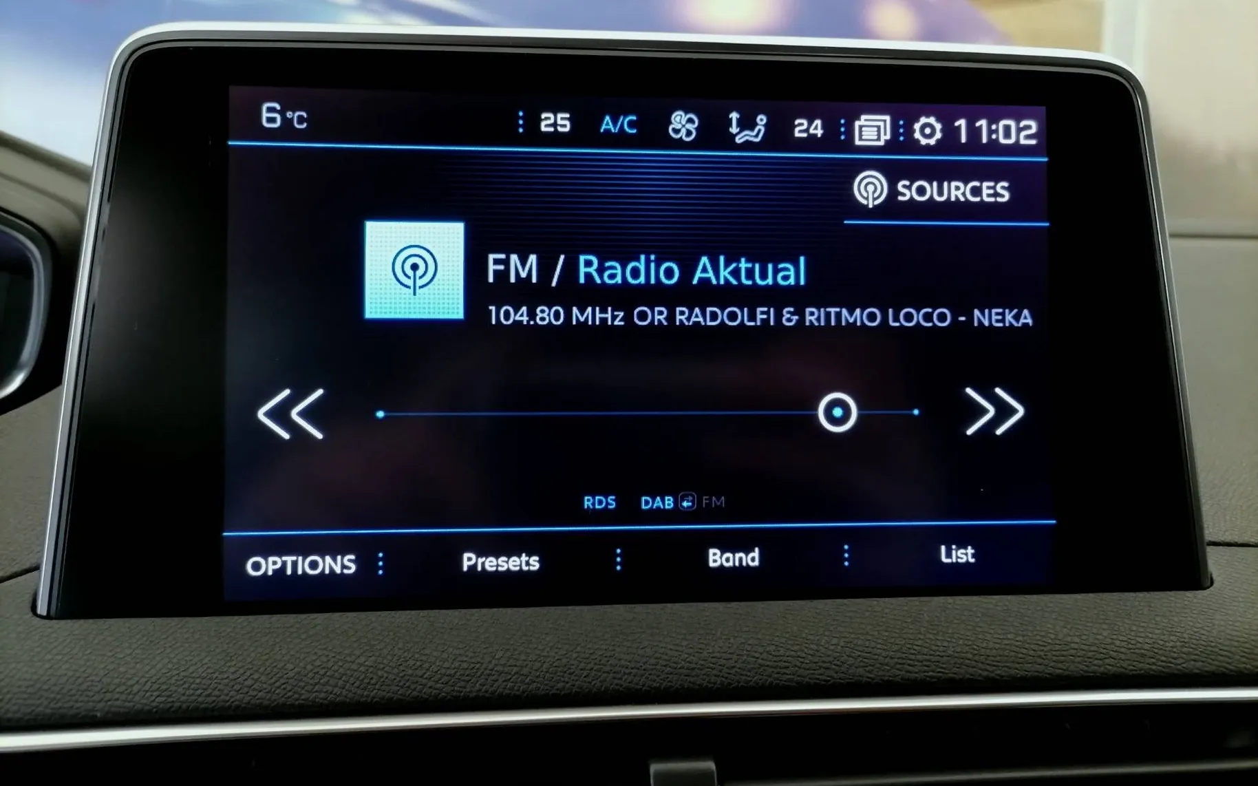 Notranja slika - Peugeot 5008 - 1.2 PURETECH LED ALU NAVI 7SEDEŽEV 2XPDC 1.LASTN.. - 7