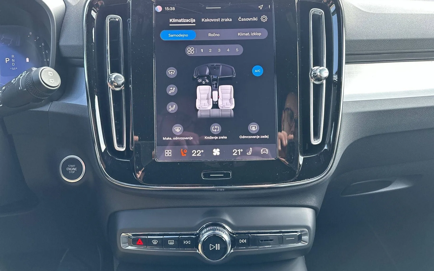 Notranja slika - Volvo XC40 - B3P Plus Dark Avt - 19