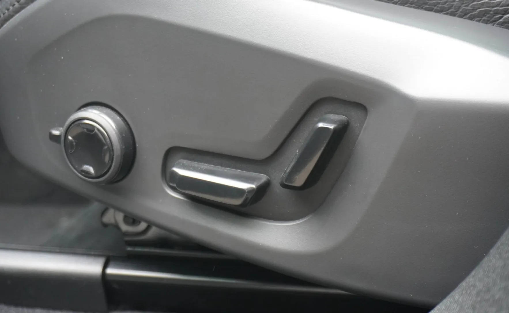 Zunanja slika - Volvo XC60 - B4P Plus Dark Avt. - 8