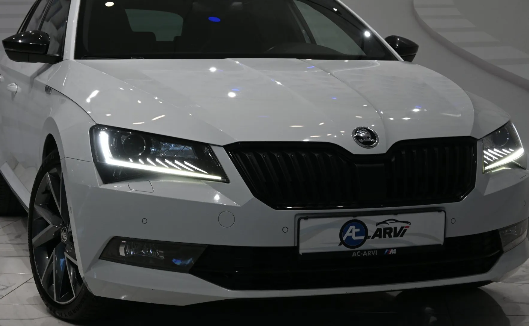 Zunanja slika - Škoda Superb - Combi 4x4 2.0 TDI SportLine DSG-RADAR-DCC-KLJUKA - 1