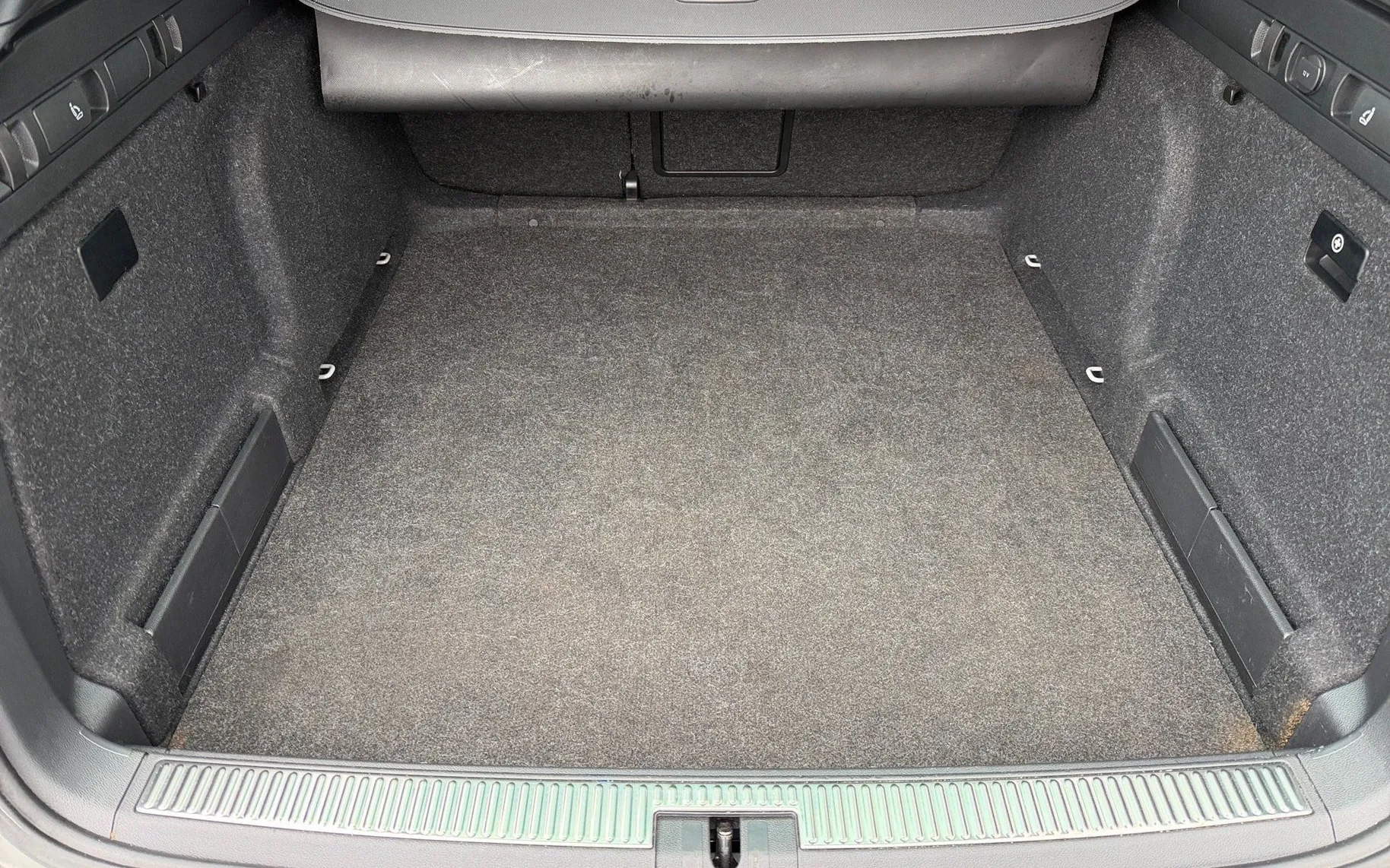 Notranja slika - Škoda Superb - Combi 2.0 TDI Sportline DSG-19 col-Matrix-Canton - 12