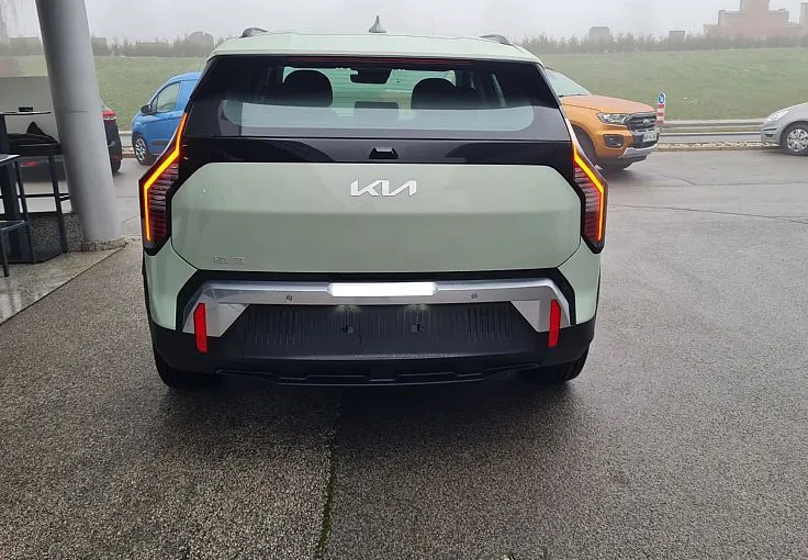 Zunanja slika - KIA EV3 - 58.3 kWh baterija. 150 kW  204 KM  Star - 6