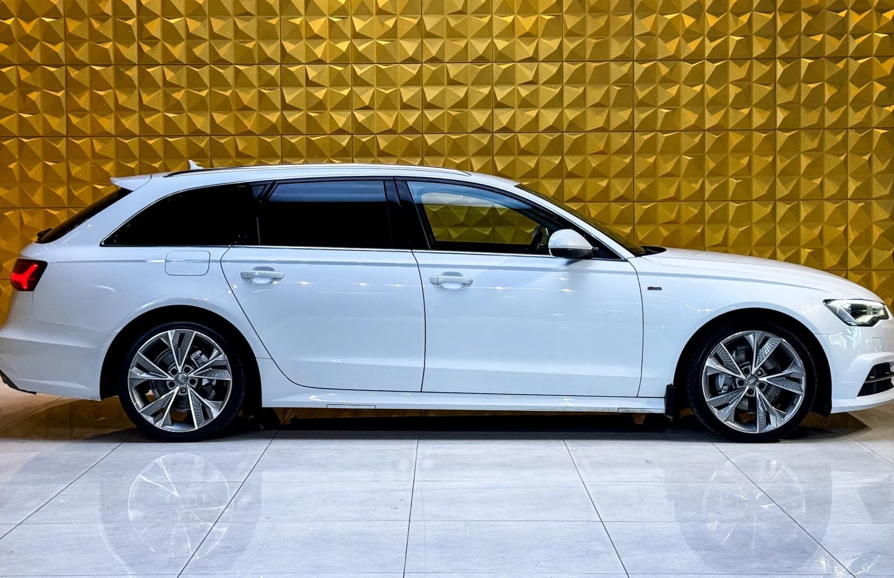 Zunanja slika - Audi A6 - Avant 2.0 TDI Quattro AUT. S Line-KLJUKA-GRETJE-TEMP - 12