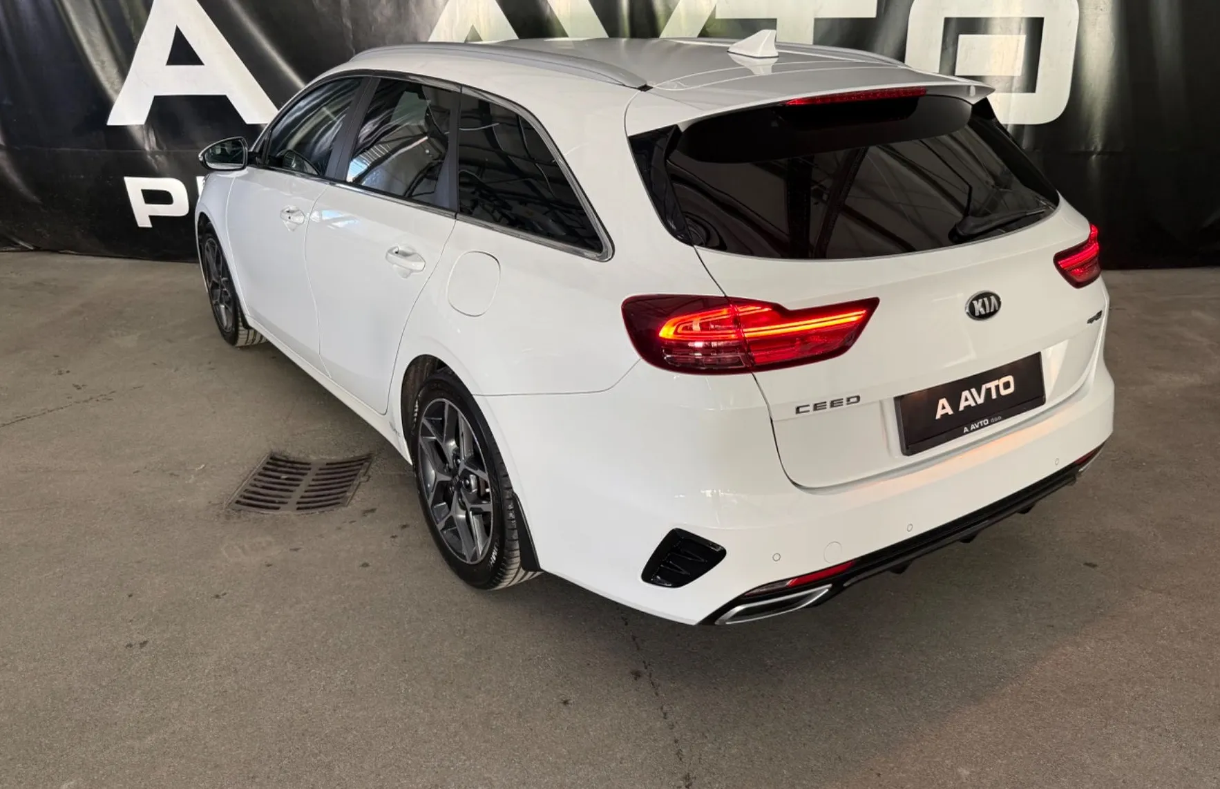 Zunanja slika - KIA Ceed - SW  SW 1.4 T-GDI GT-Line ISG DCT - 5