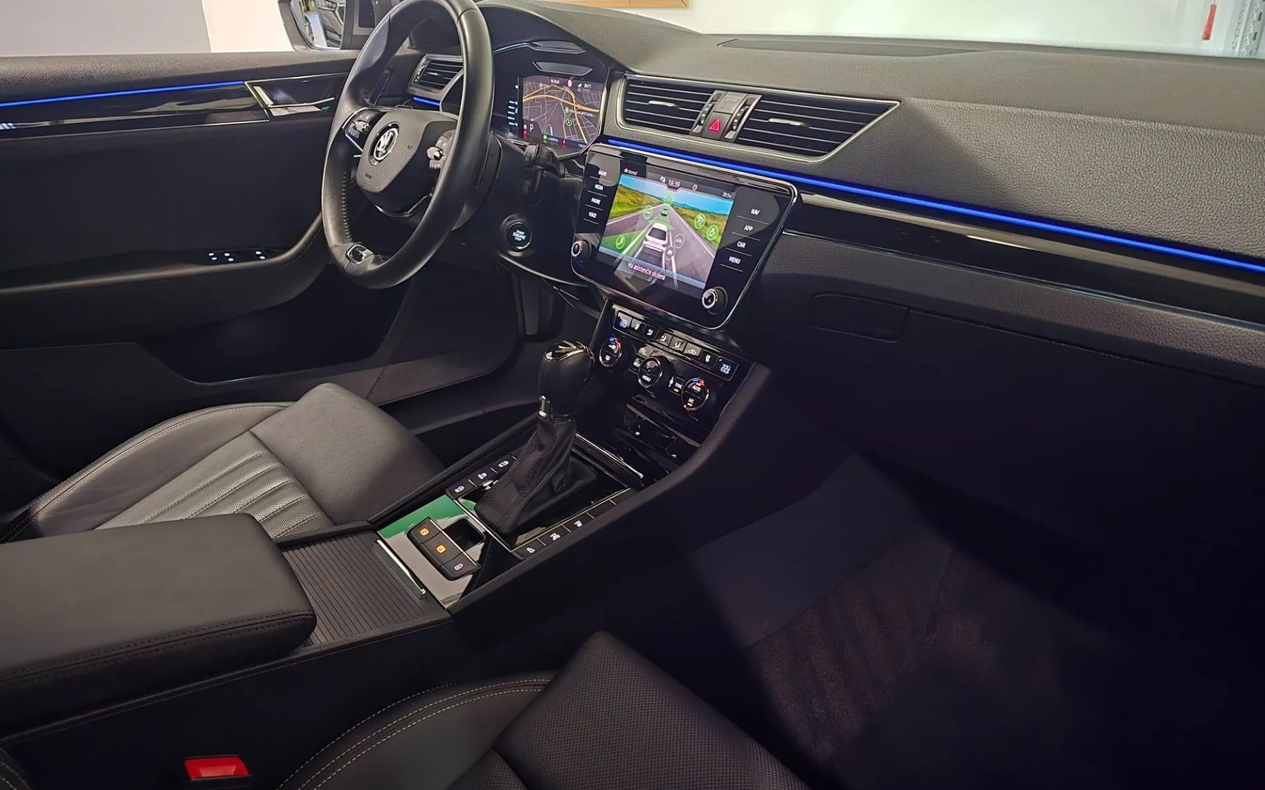 Notranja slika - Škoda Superb - Combi 2.0 TDI L K DSG - Matrix.360kam.usnje.Canton - 10