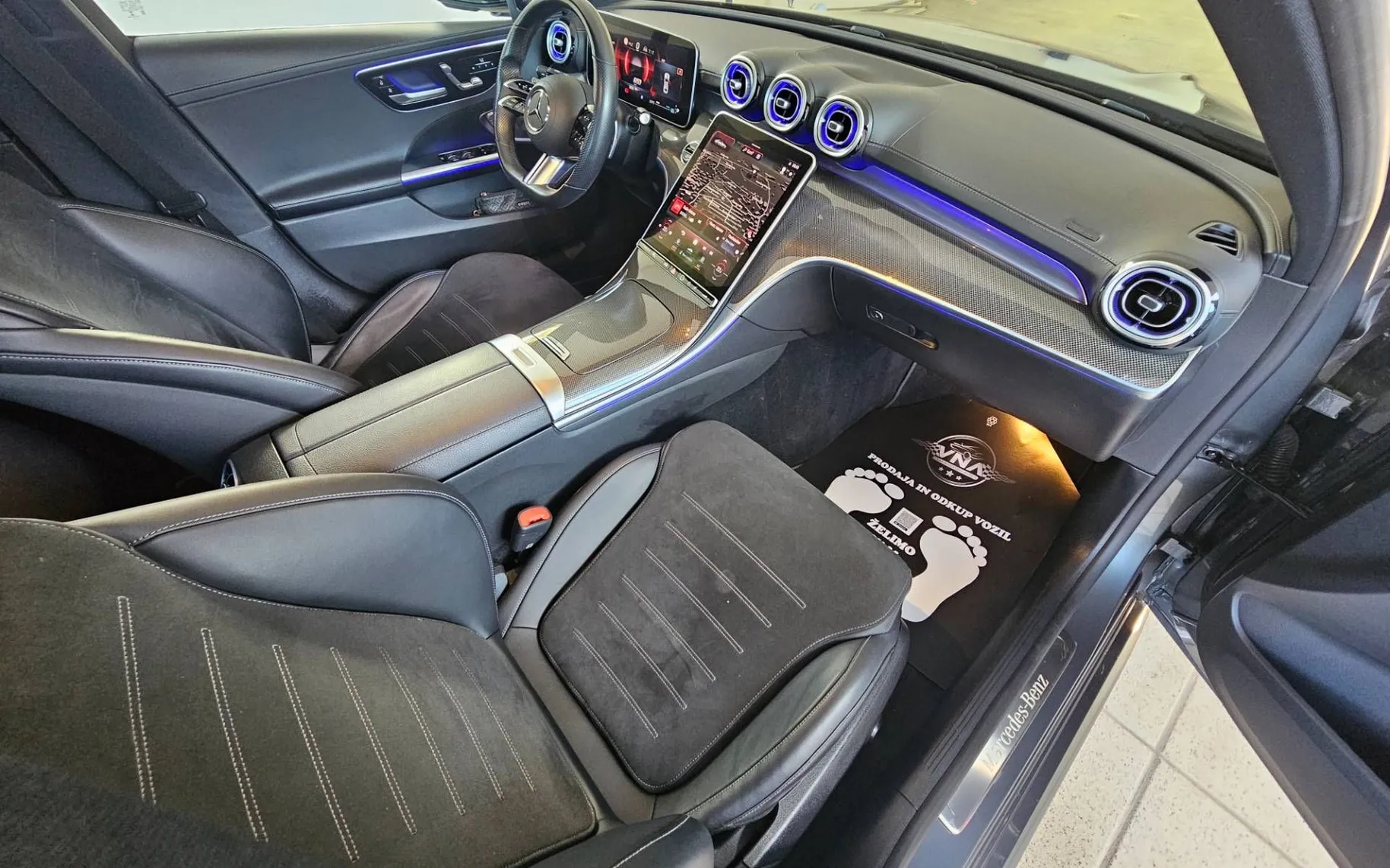 Notranja slika - Mercedes-Benz C-Razred - C 300 d AMG |PANORAMA|VIRTUAL|AMBIENT|RADAR|ALU18| - 9
