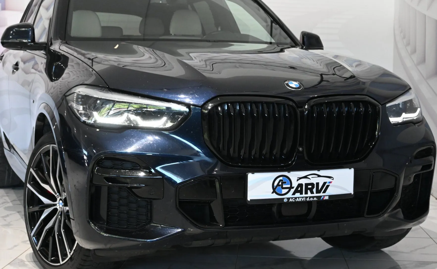 Zunanja slika - BMW X5 - serija : xDrive30d Avt-M.SPORT-ZRAČNO-SWAROWSKI-RADAR-HAR - 1