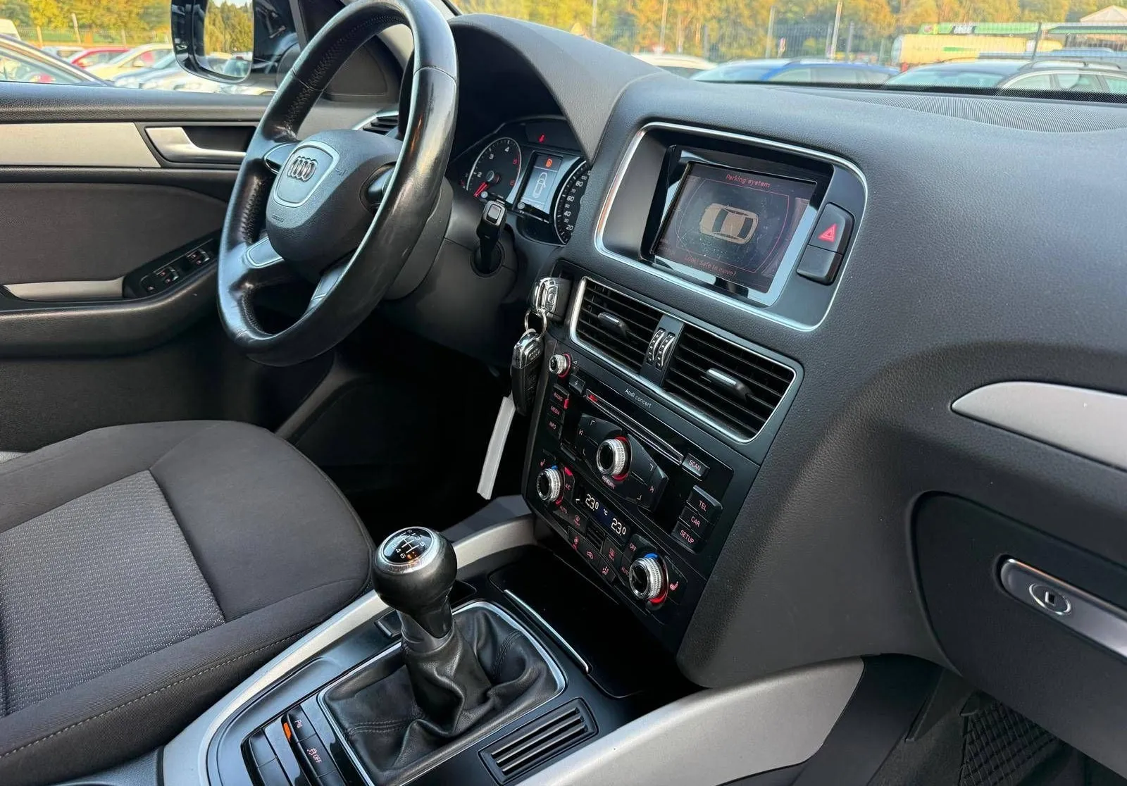 Notranja slika - Audi Q5 - quattro 2.0 TDI ROČNI VLEČNA KLJUKA - 11