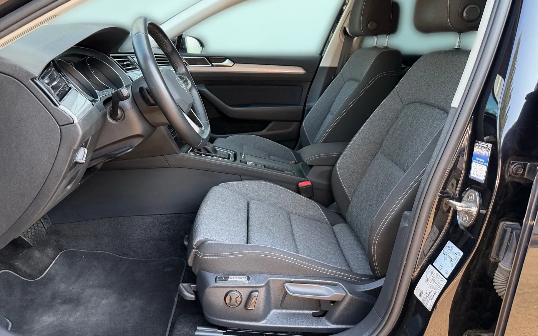 Notranja slika - Volkswagen Passat Variant - 2.0 TDI BMT SCR Business DSG-Vl. Kljuka-Masaža A.. - 7