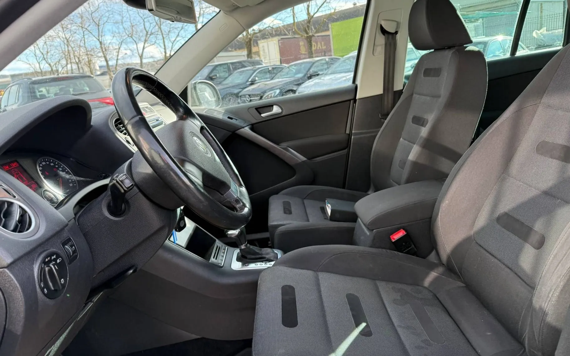 Notranja slika - Volkswagen Tiguan - 2.0 TDI 4MOTION DSG Sport 1.LASTNIK KUP. V SLO - 11