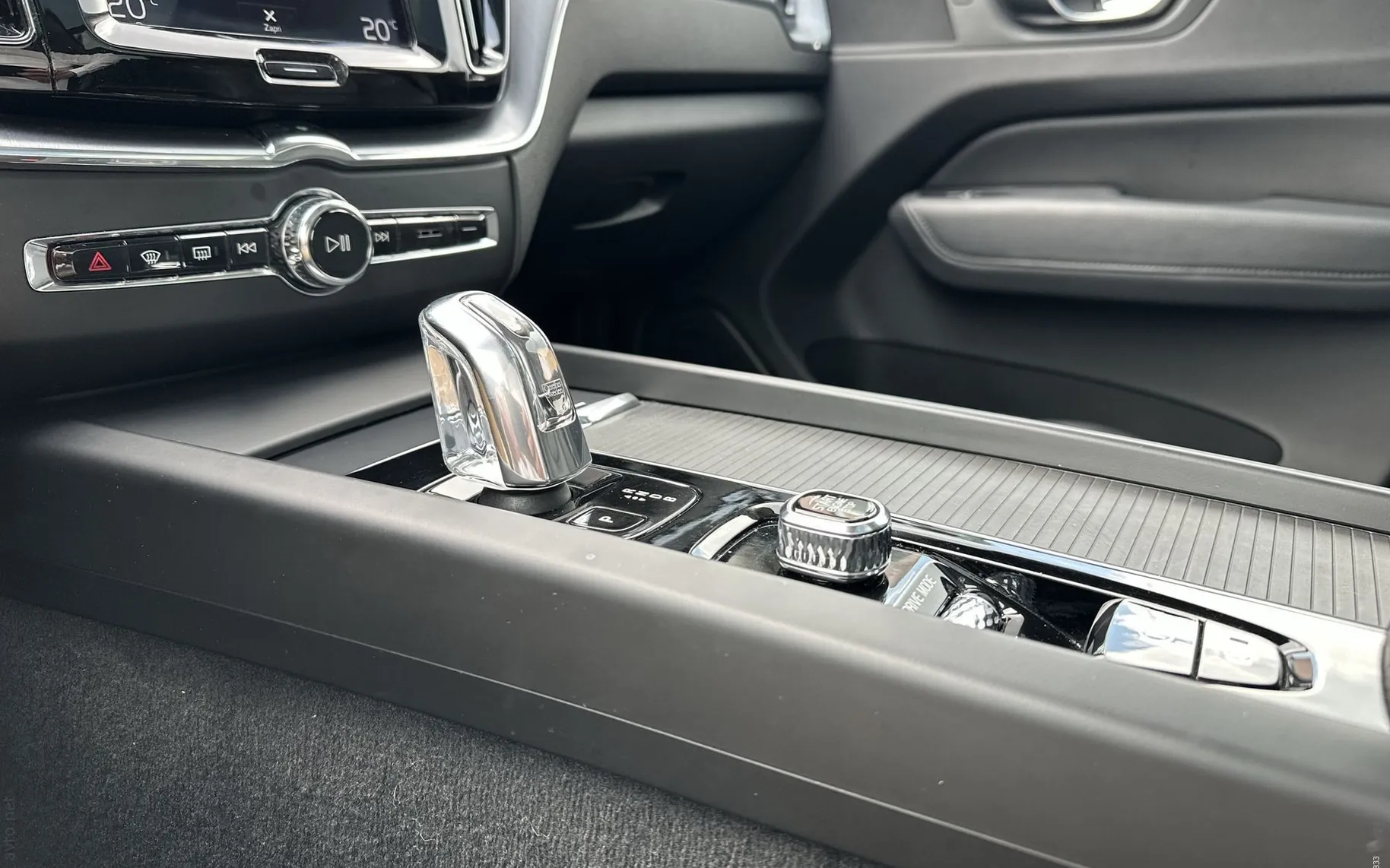 Notranja slika - Volvo XC60 - T8 Recharge Twin Engine AUT  Zračno Kljuka Pano... - 12