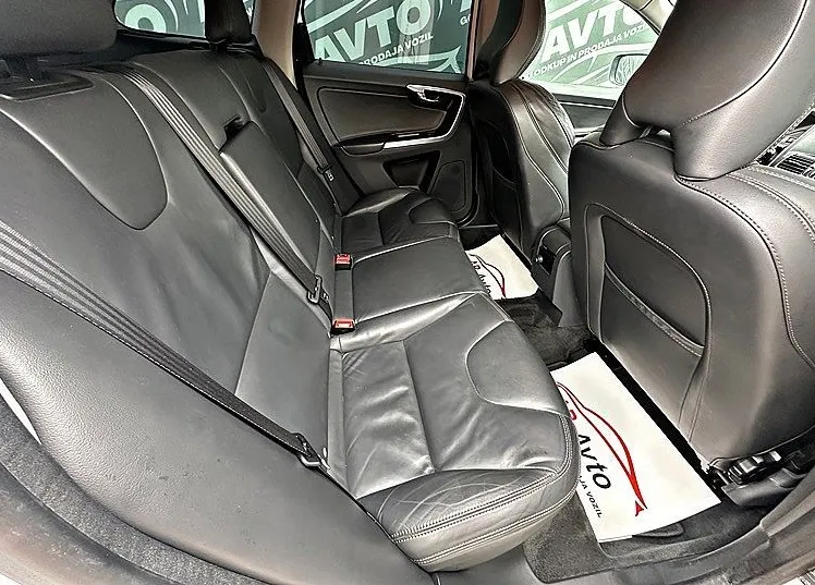 Zunanja slika - Volvo XC60 - D4 R-Design Momentum+133KW+ALU+XENON+USNJE+UGODNO - 11