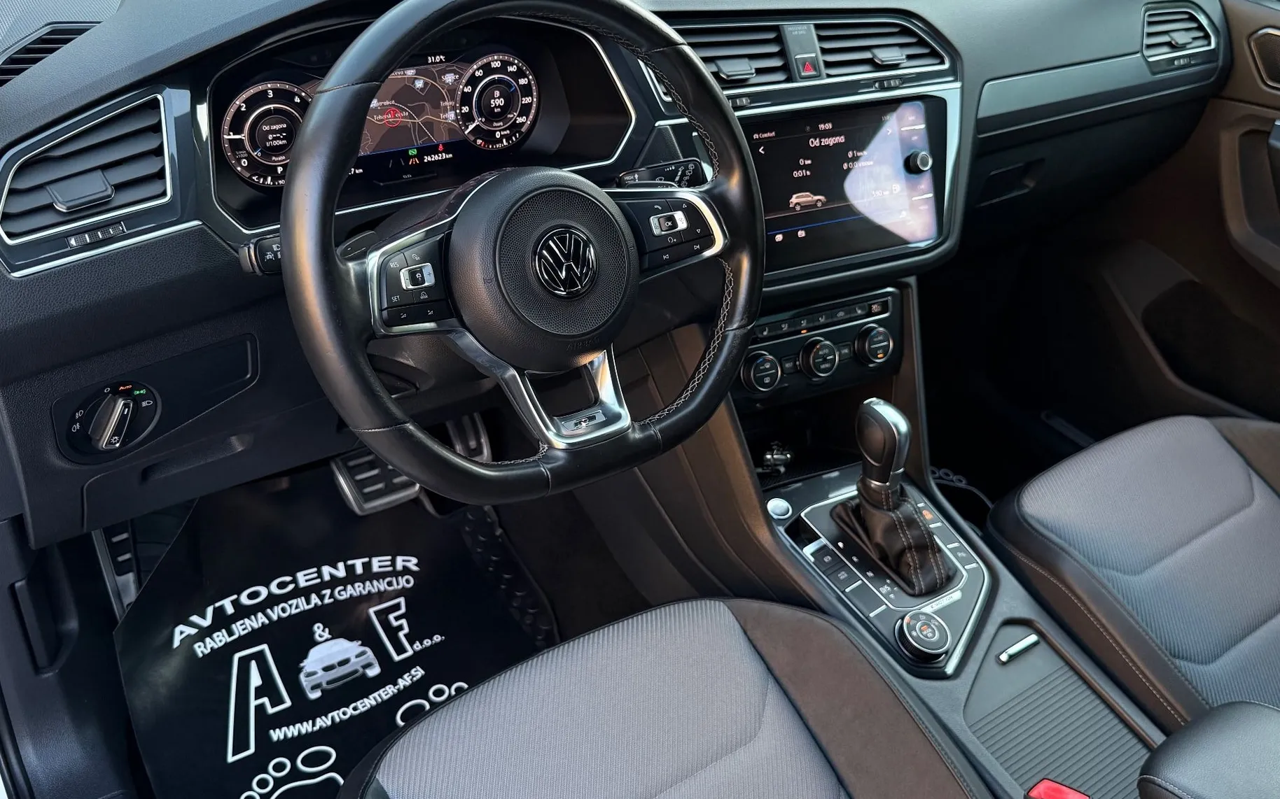 Notranja slika - Volkswagen Tiguan - 2.0 TDI-4X4-DSG-176KW-2X R LINE-VIRTUAL-FUL LED- - 11