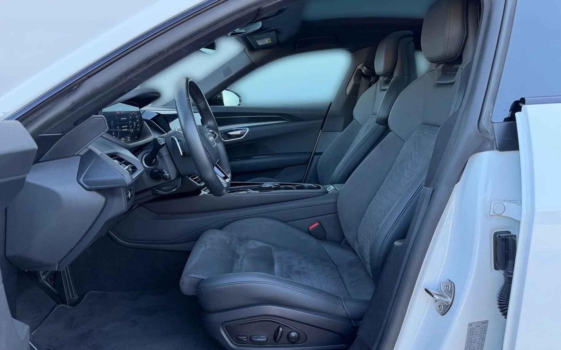 Notranja slika - Audi e-tron GT - Quattro-Zračno Vzmetenje Panorama-Matrix-Keyles - 7