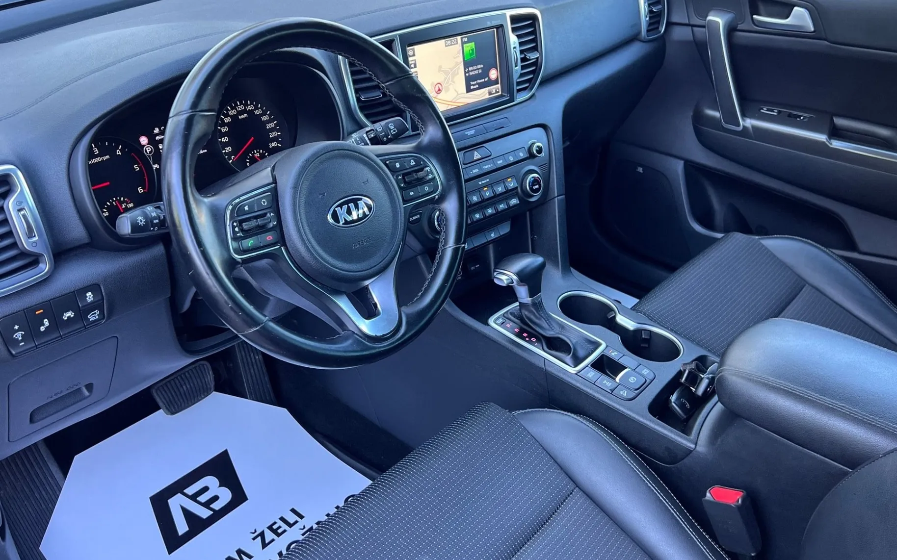 Notranja slika - KIA Sportage - 4WD 2.0 CRDI+SLO+KEYLESS GO+MRTVI KOT+KAMER... - 11